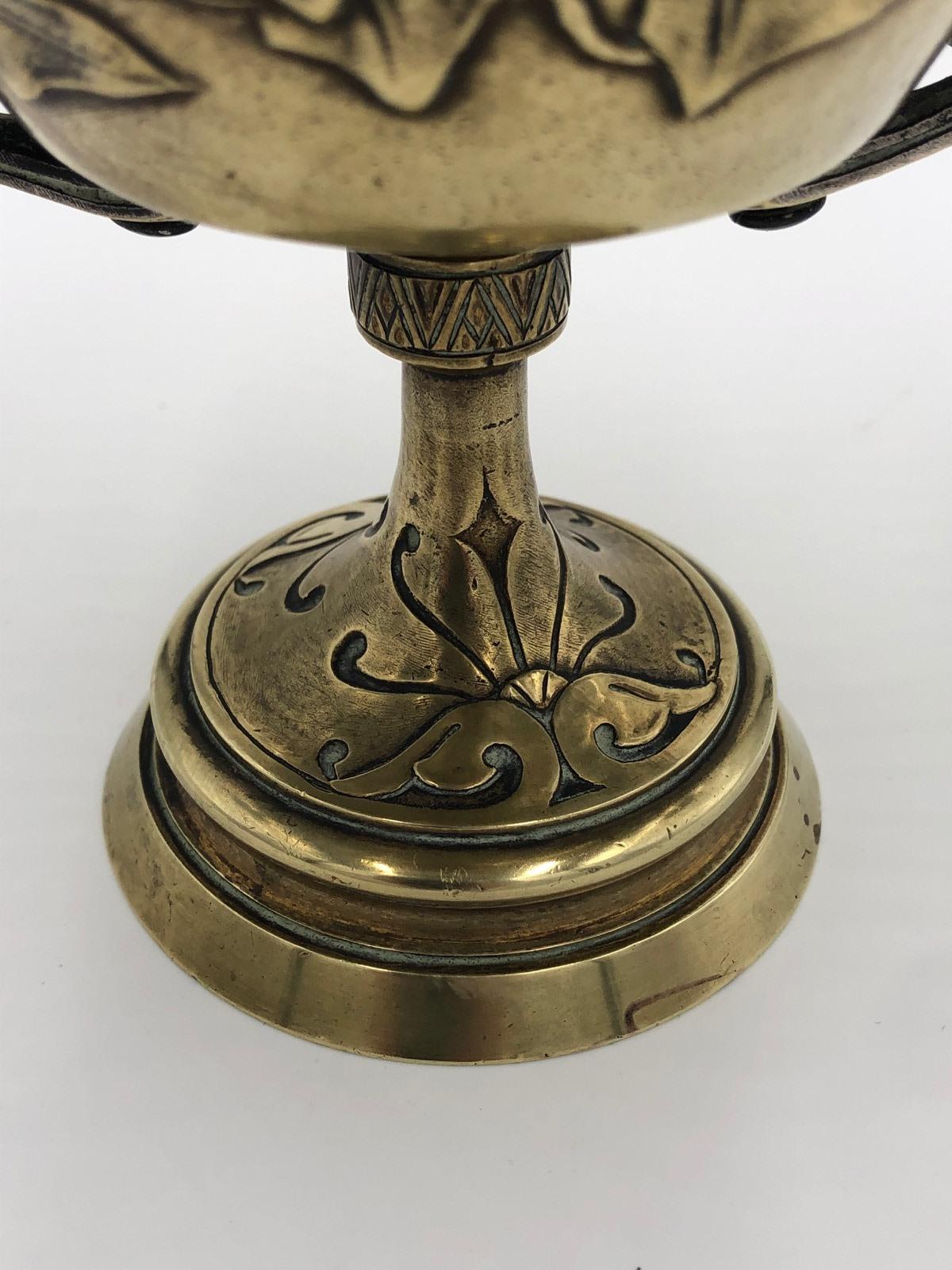 XIX secolo Insolita urna decorativa in ottone antico in vendita