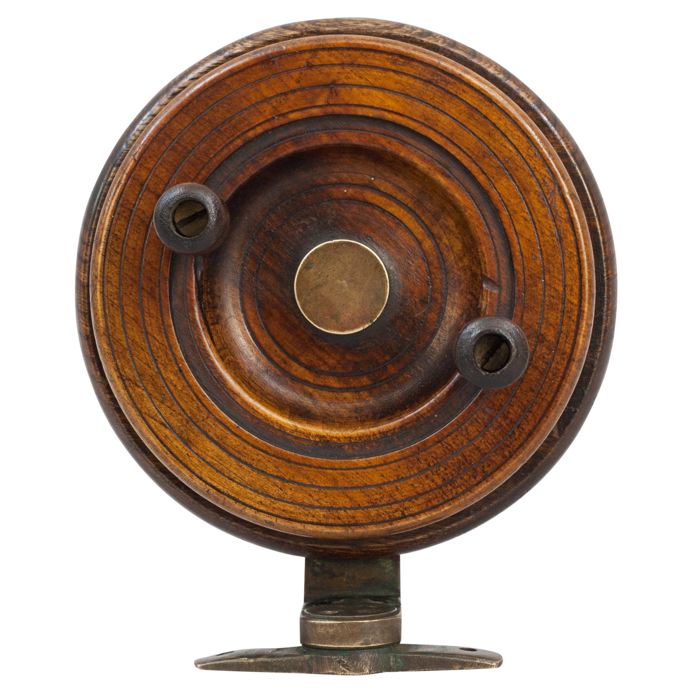 Ungewöhnliches Design-Fischregal aus Nussbaum und Messing