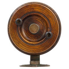 Ungewöhnliches Design-Fischregal aus Nussbaum und Messing
