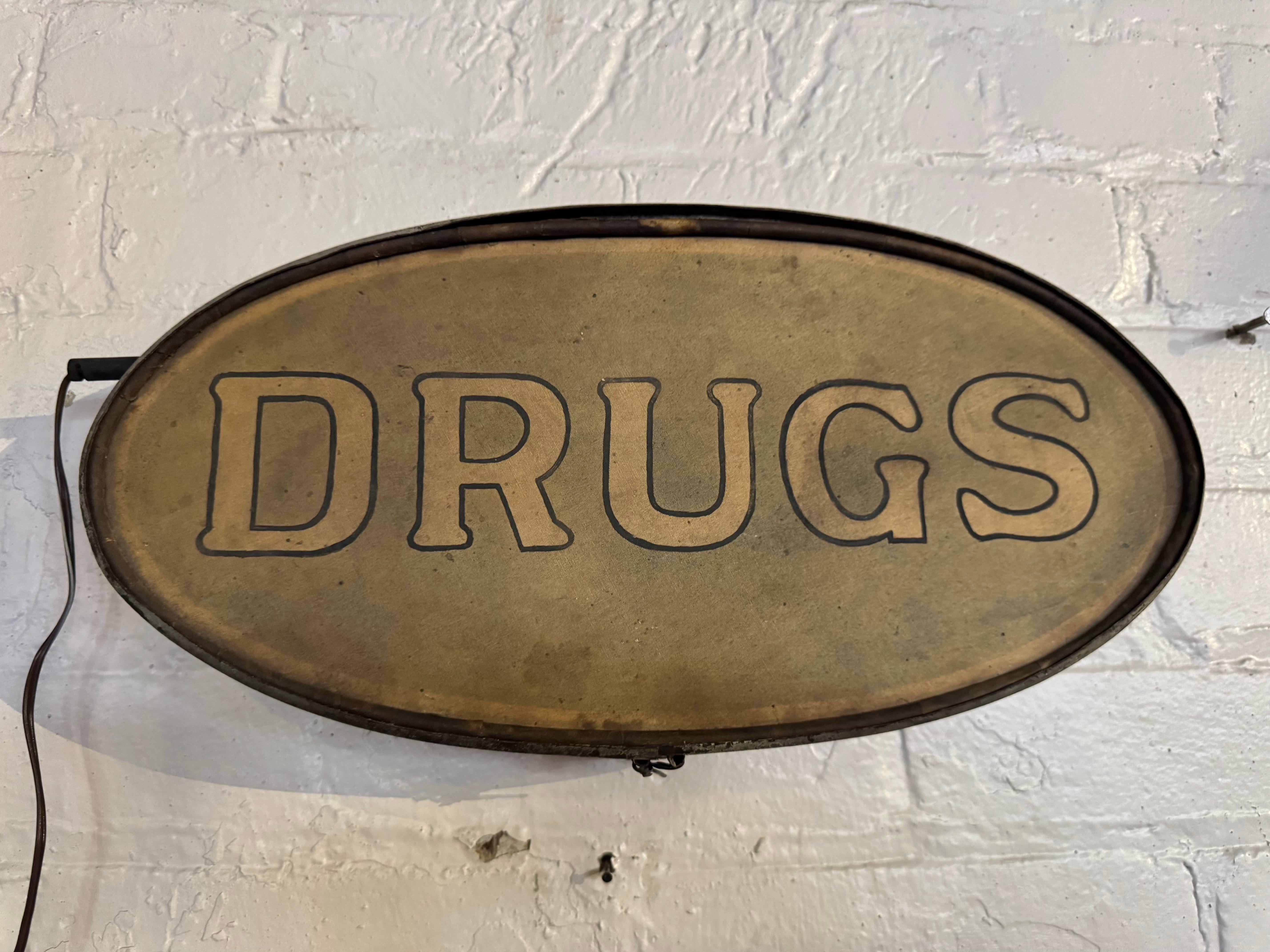 Insegna reversibile DRUGS / CAFE, insolita, piccola e dipinta a mano degli anni '20. Grande insegna, recuperata dal lato ovest di Buffalo Ny Drug Store, Deli... Sembra essere fatta a mano, costruita, il lato della droga dipinto come una pelle di