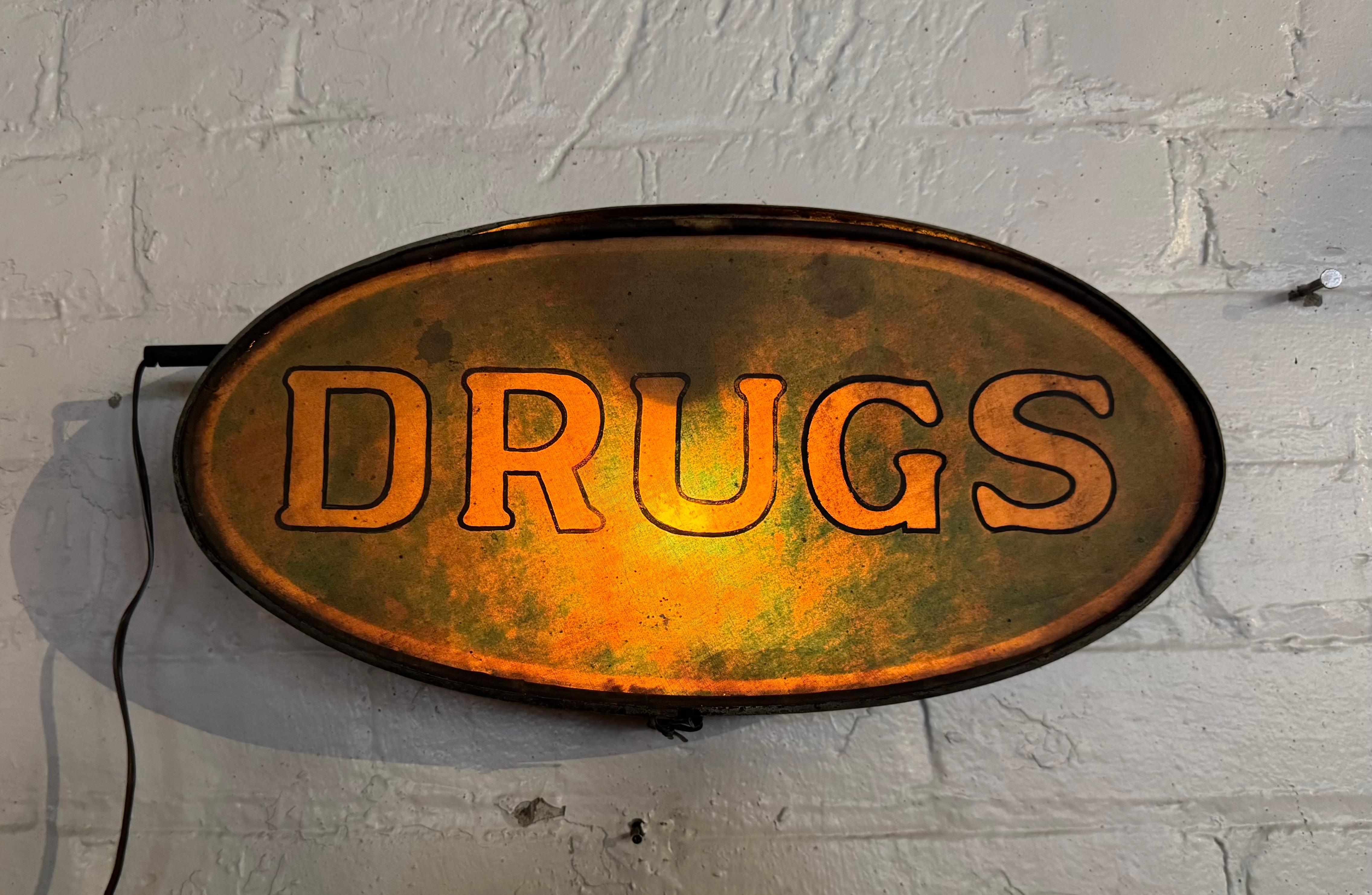 Insegna reversibile DRUGS / CAFE, insolita, piccola e dipinta a mano degli anni '20. In condizioni deteriorate a Buffalo, NY