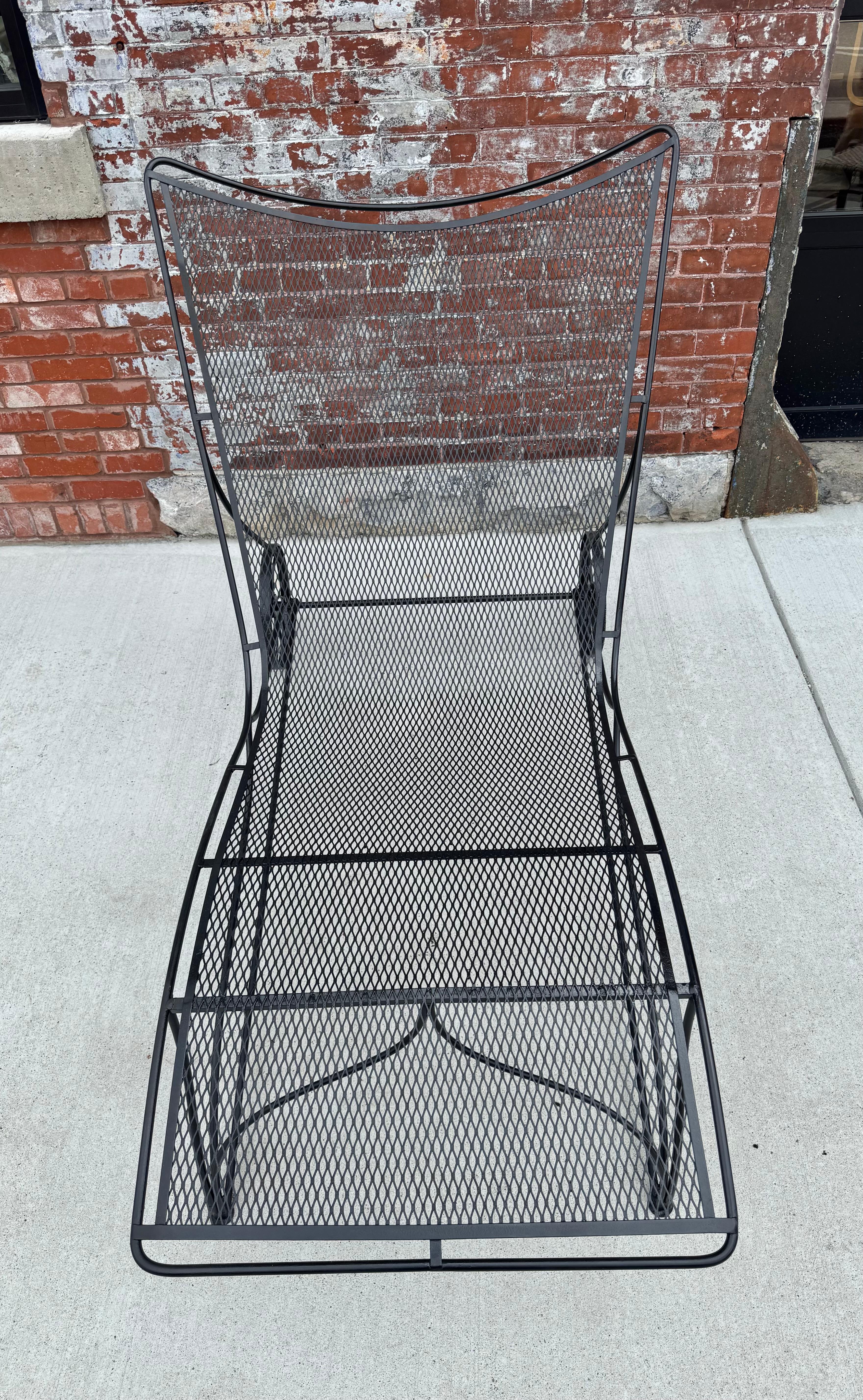 Chaise longue inhabituelle en fer moderniste à double largeur par Russell Woodard en vente 6