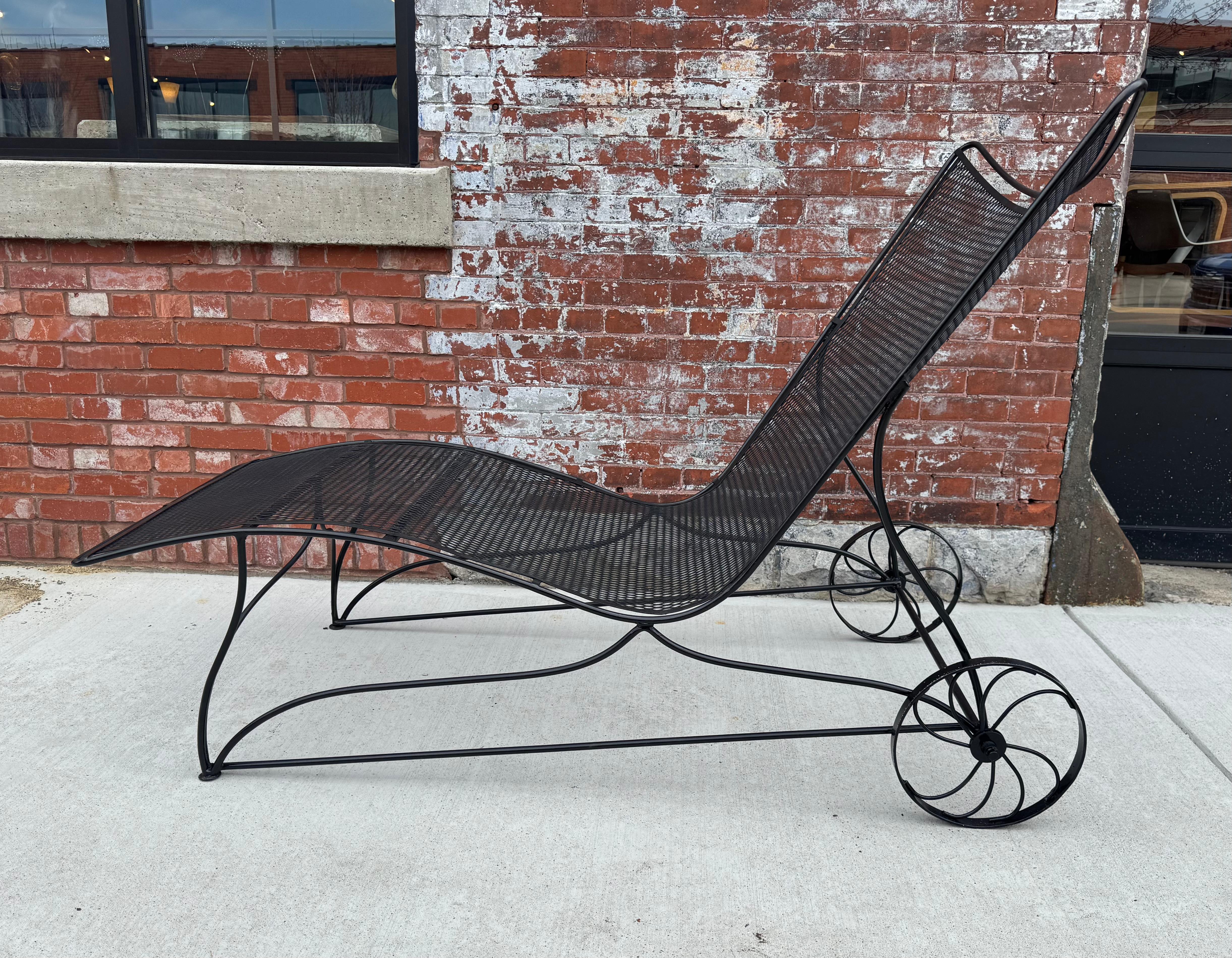 Chaise longue inhabituelle en fer moderniste à double largeur par Russell Woodard en vente 7
