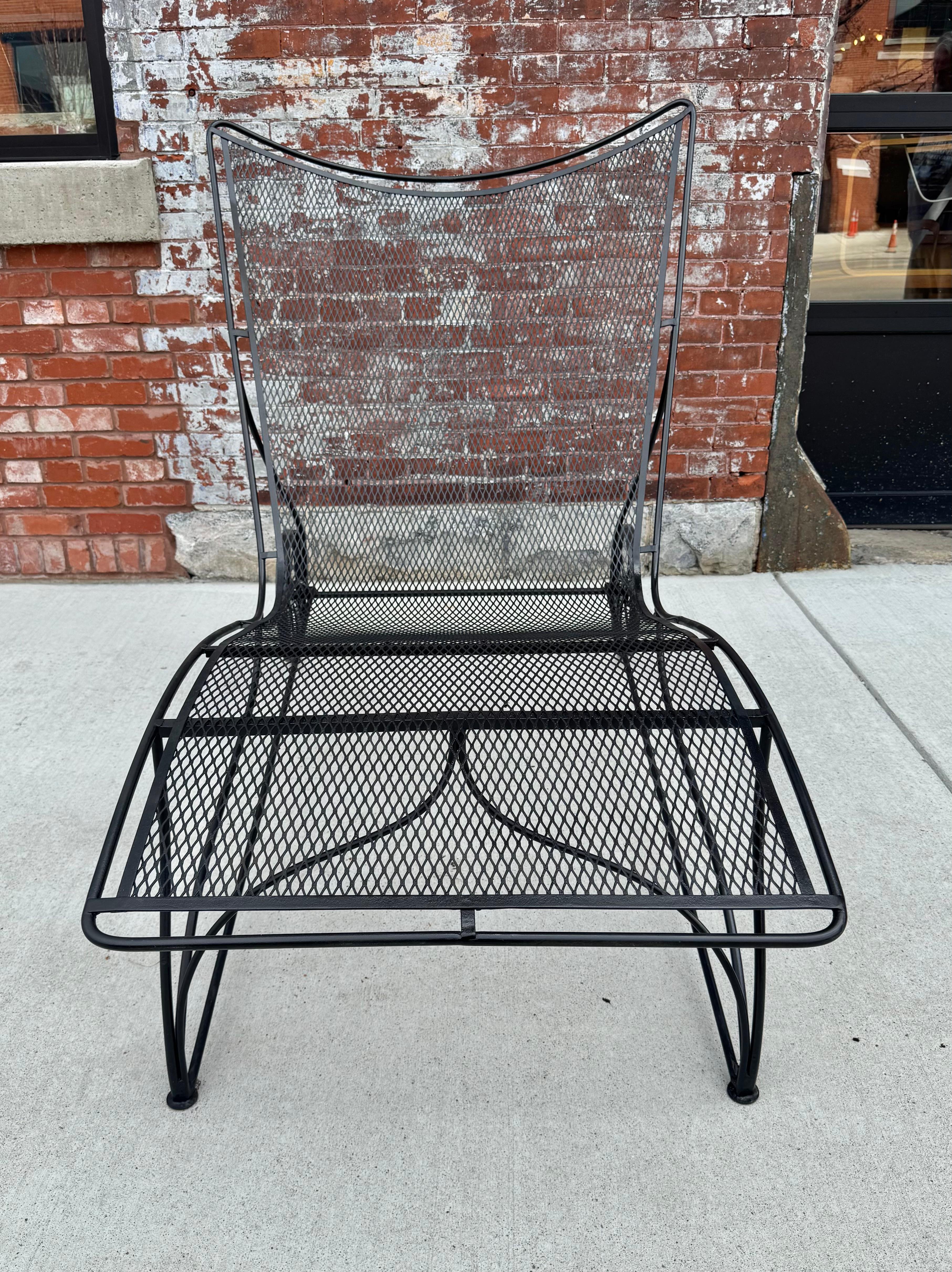 Américain Chaise longue inhabituelle en fer moderniste à double largeur par Russell Woodard en vente