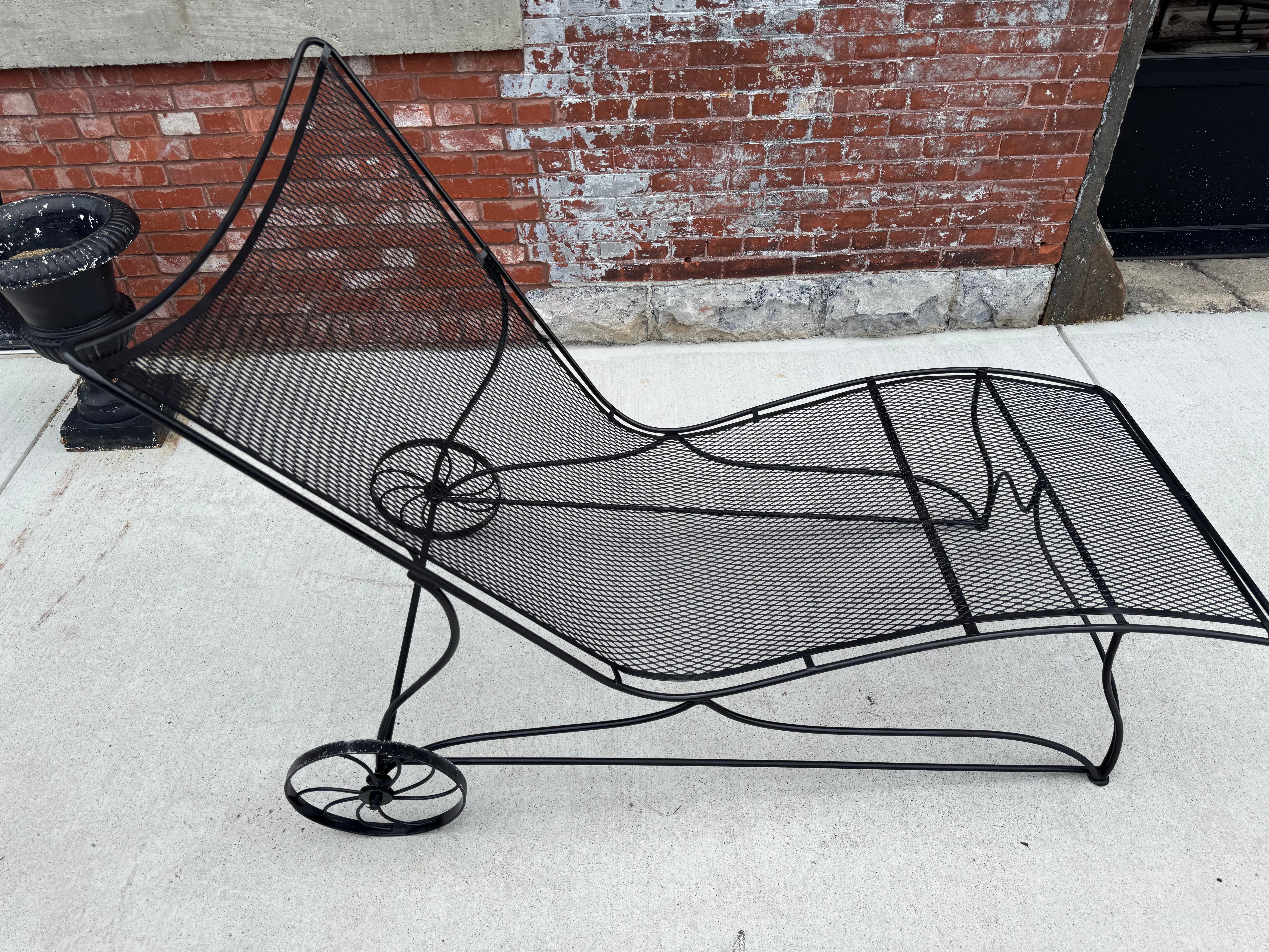 Chaise longue inhabituelle en fer moderniste à double largeur par Russell Woodard Bon état - En vente à Buffalo, NY