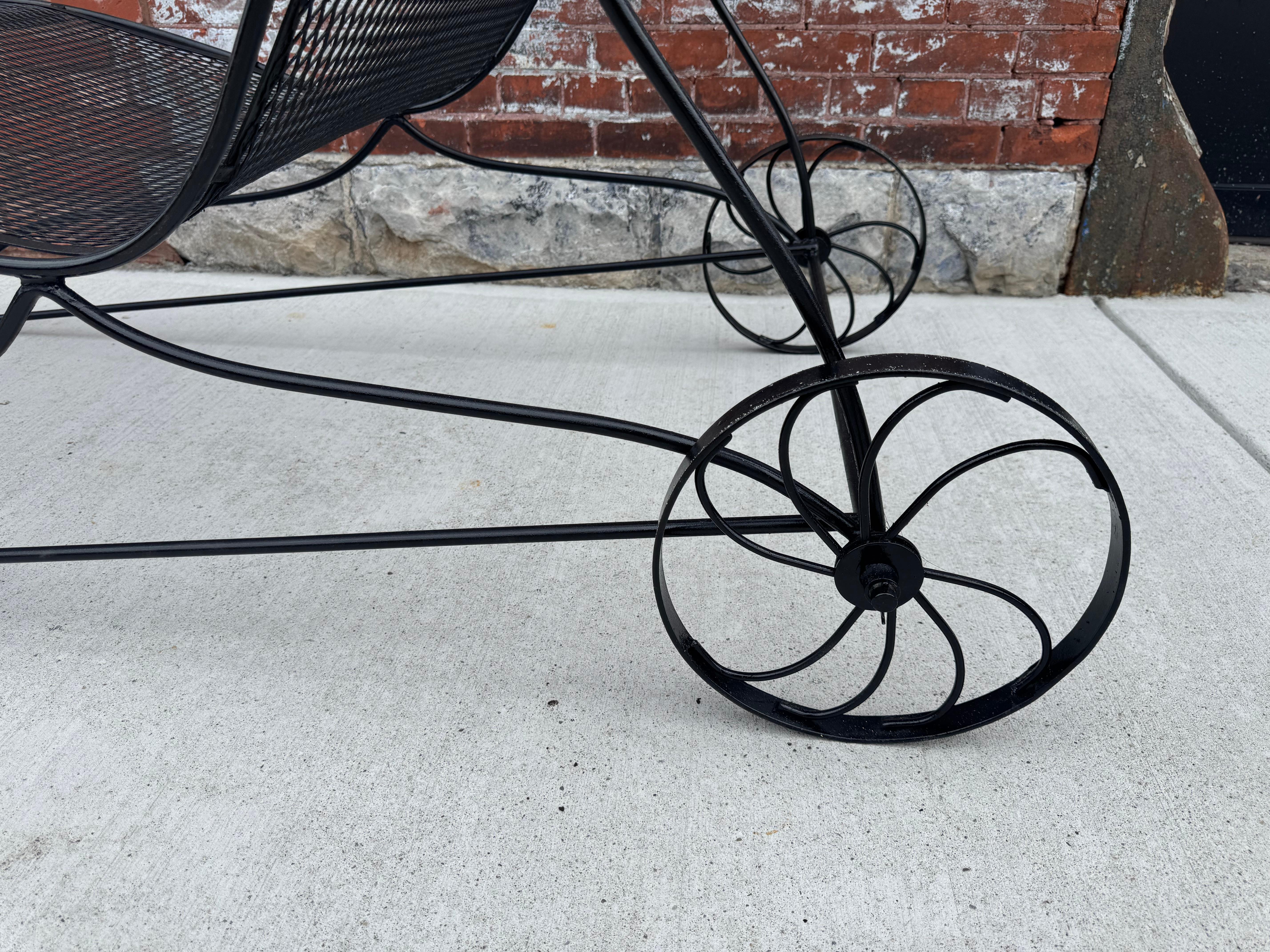 Milieu du XXe siècle Chaise longue inhabituelle en fer moderniste à double largeur par Russell Woodard en vente