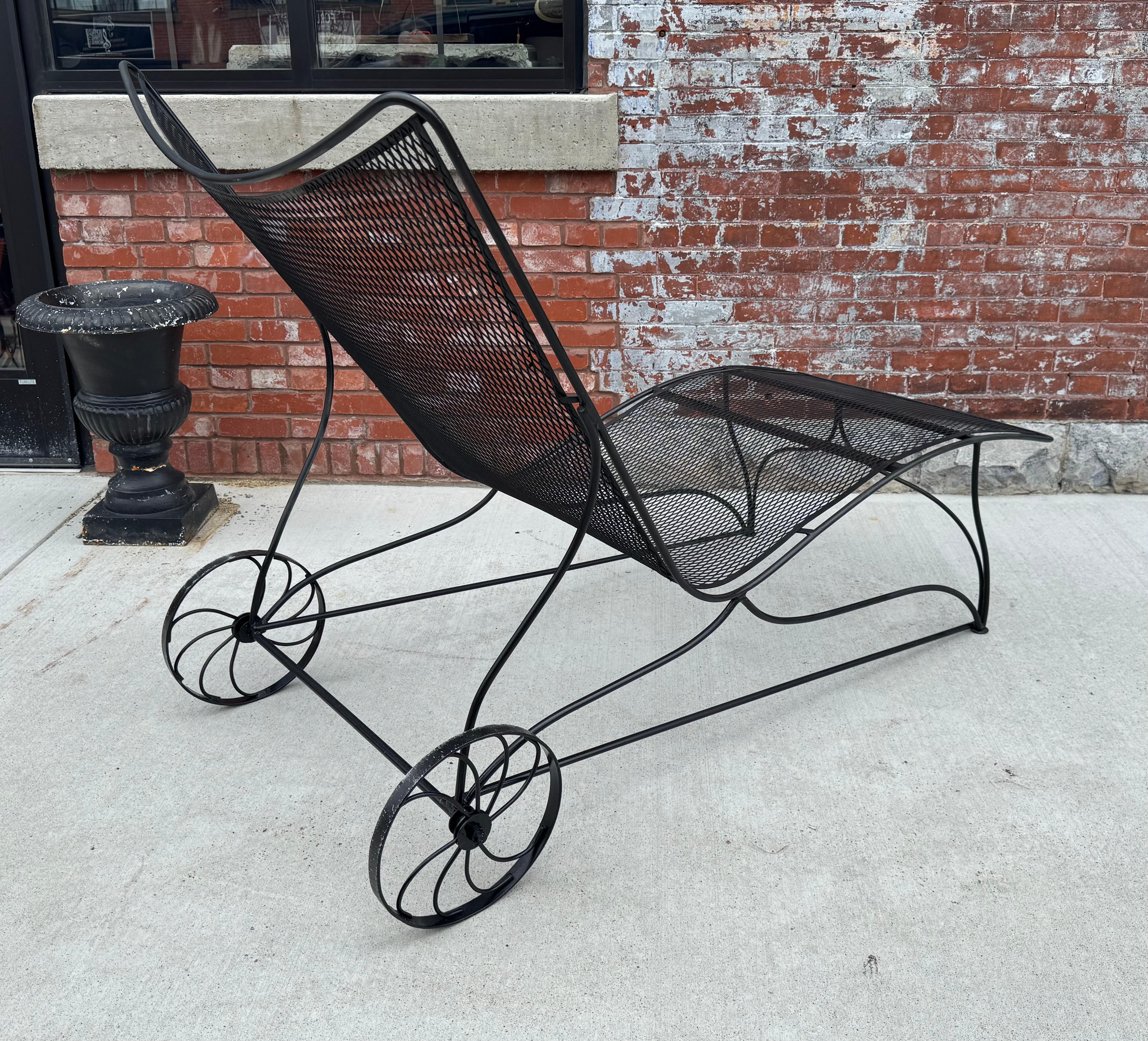 Chaise longue inhabituelle en fer moderniste à double largeur par Russell Woodard en vente 1
