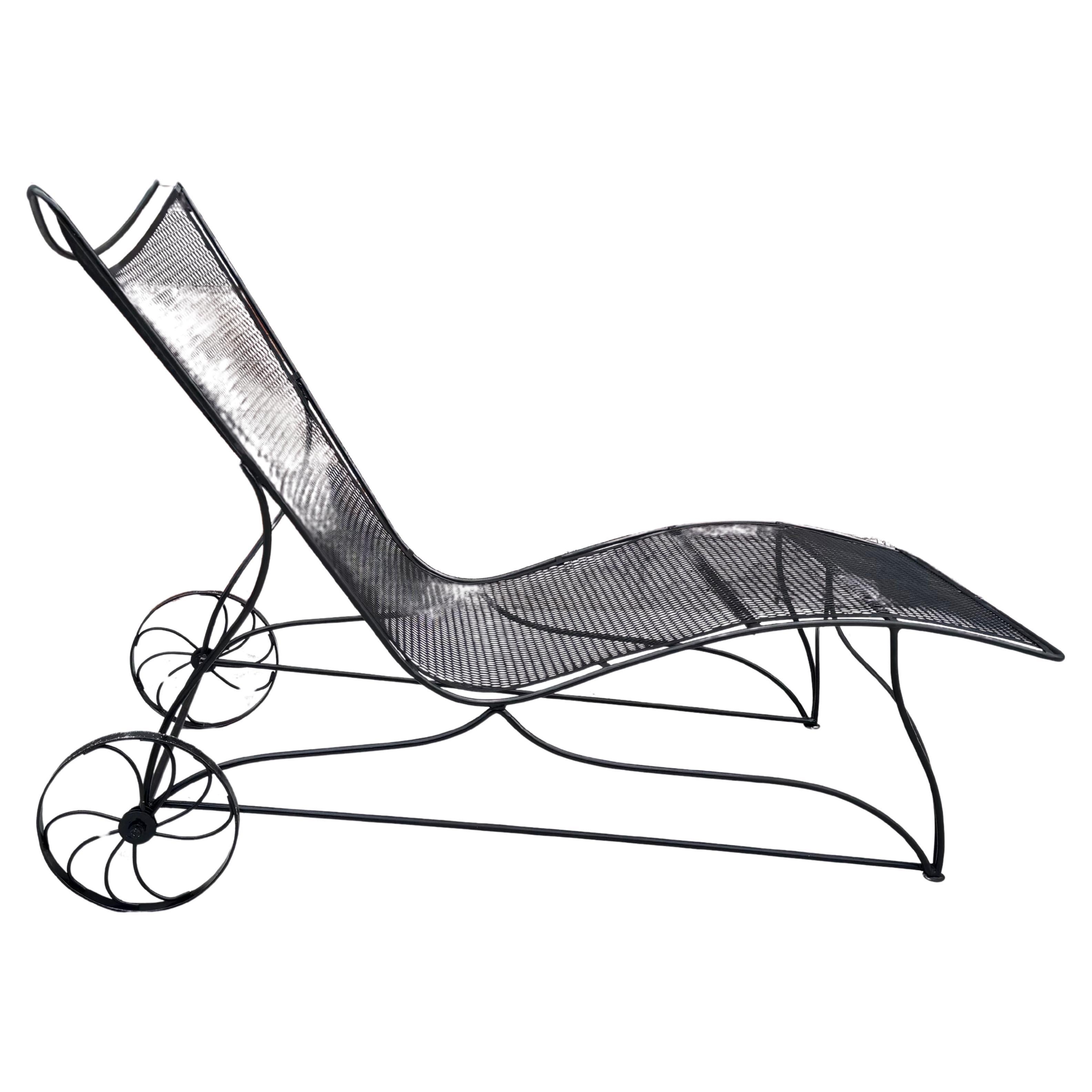 Chaise longue inhabituelle en fer moderniste à double largeur par Russell Woodard en vente