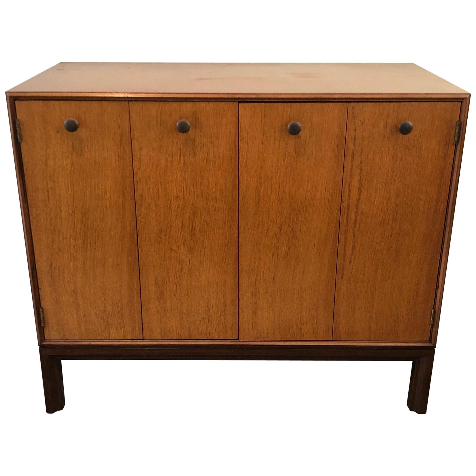 Commode Dunbar inhabituelle avec portes à double volute