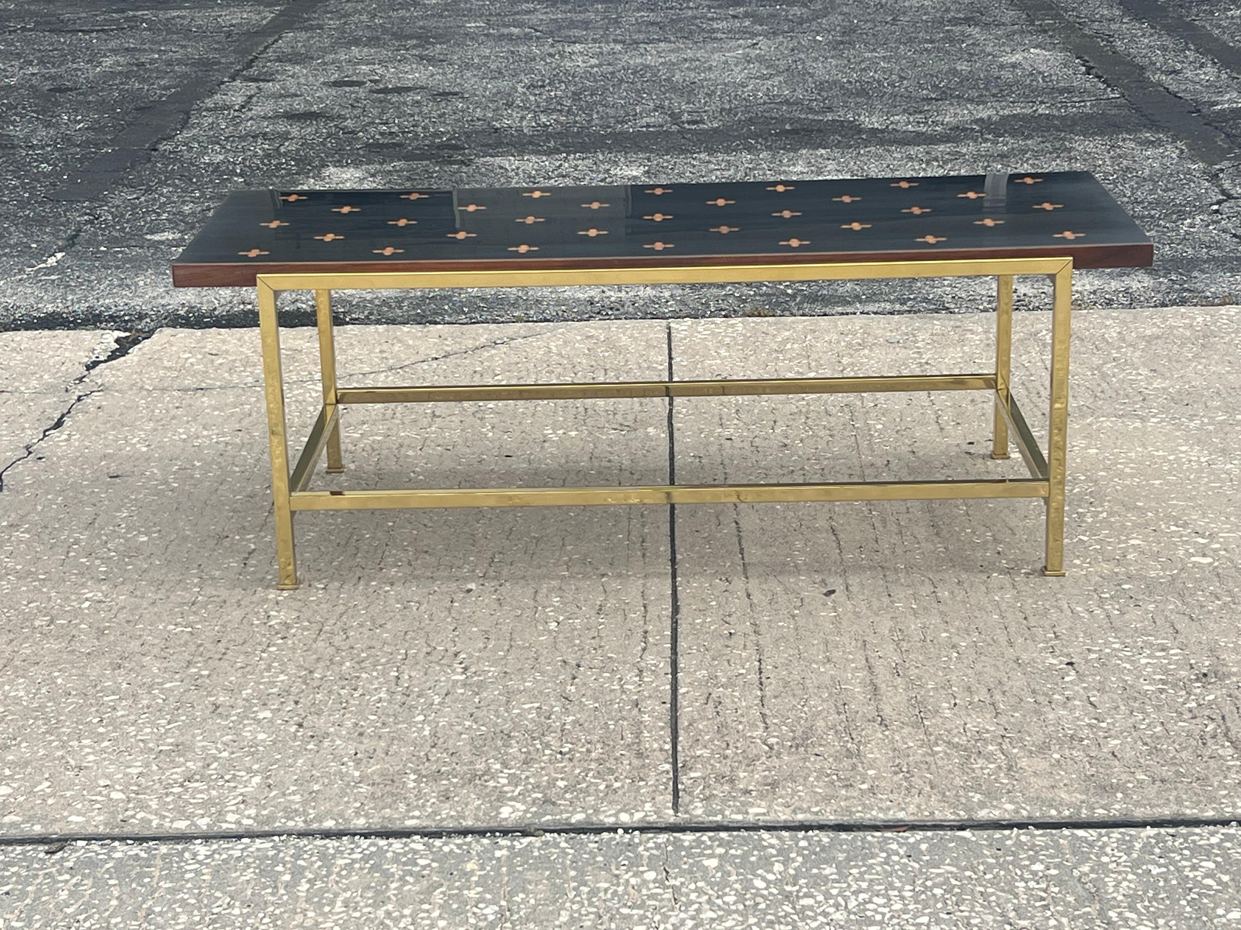 Une table basse inhabituelle d'Edward Wormley pour Dunbar vers les années 1960. Cadre en laiton poli avec une partie supérieure en forme de cadre et des incrustations décoratives.
