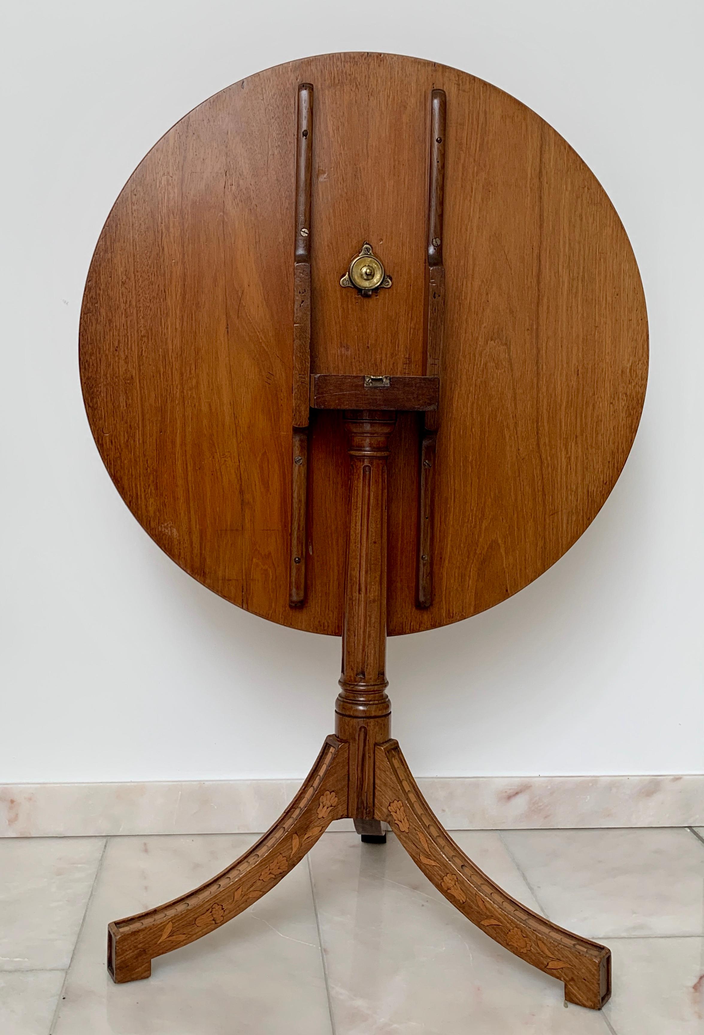 Unusual Early 19th Century Marquetry Tilt-Top or Tripod Table Provincial In Good Condition In Worpswede / Bremen, DE