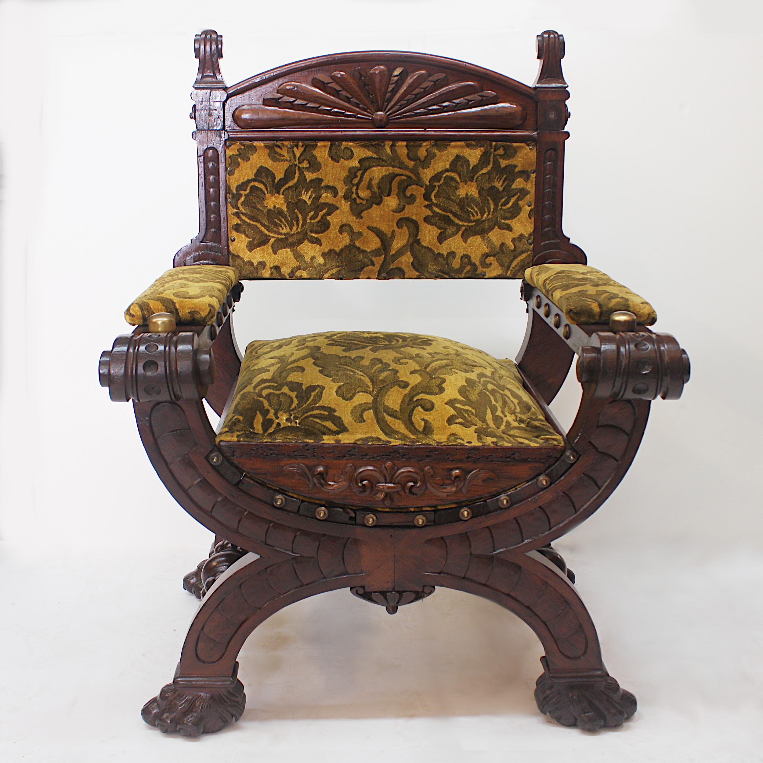Inusual silla de posar para fotógrafo de principios del siglo XX con talla ornamentada Cuero en venta