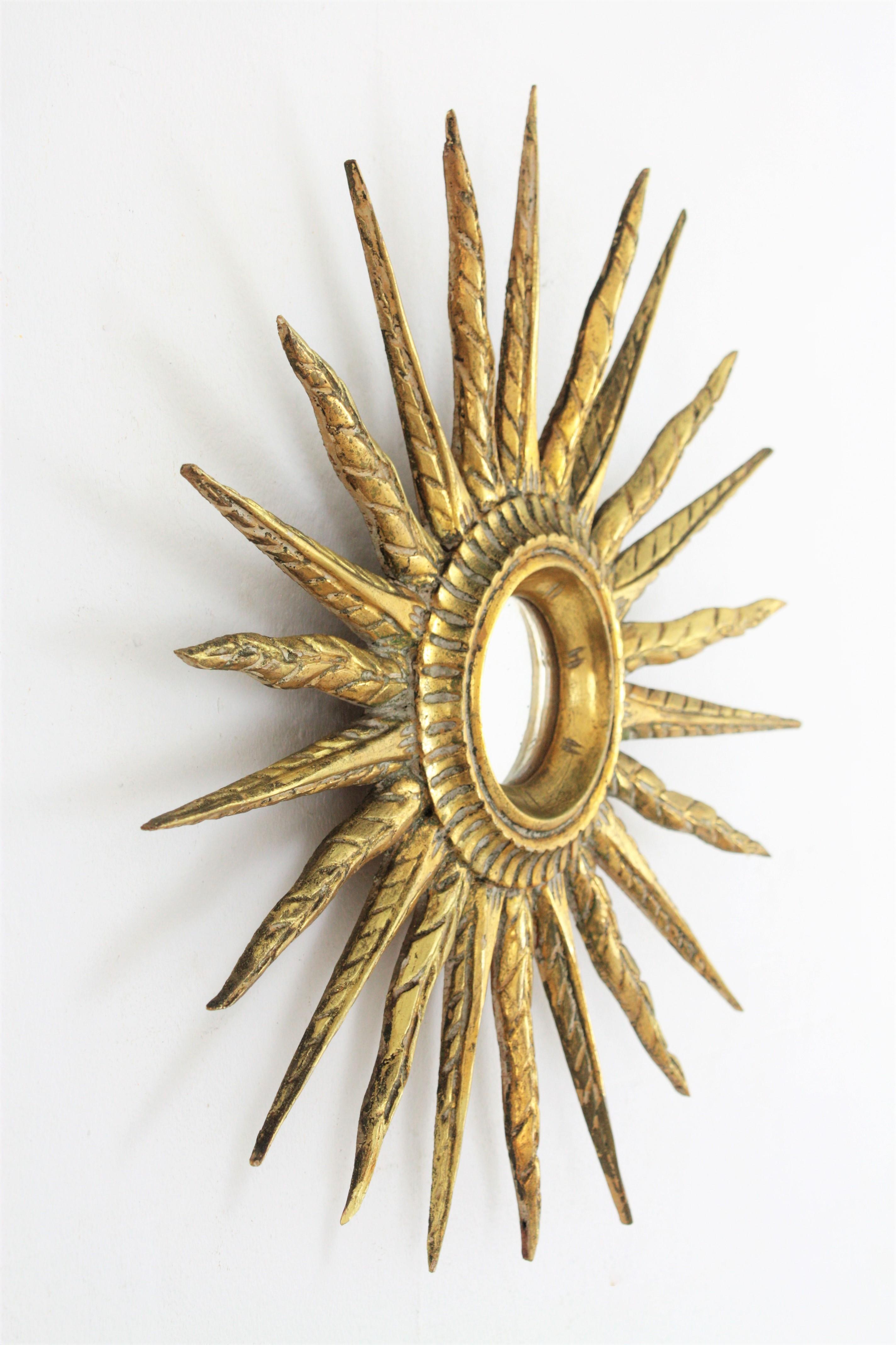 Spanish Carved Giltwood Starburst Sunburst Mirror In Good Condition For Sale In Barcelona, ES