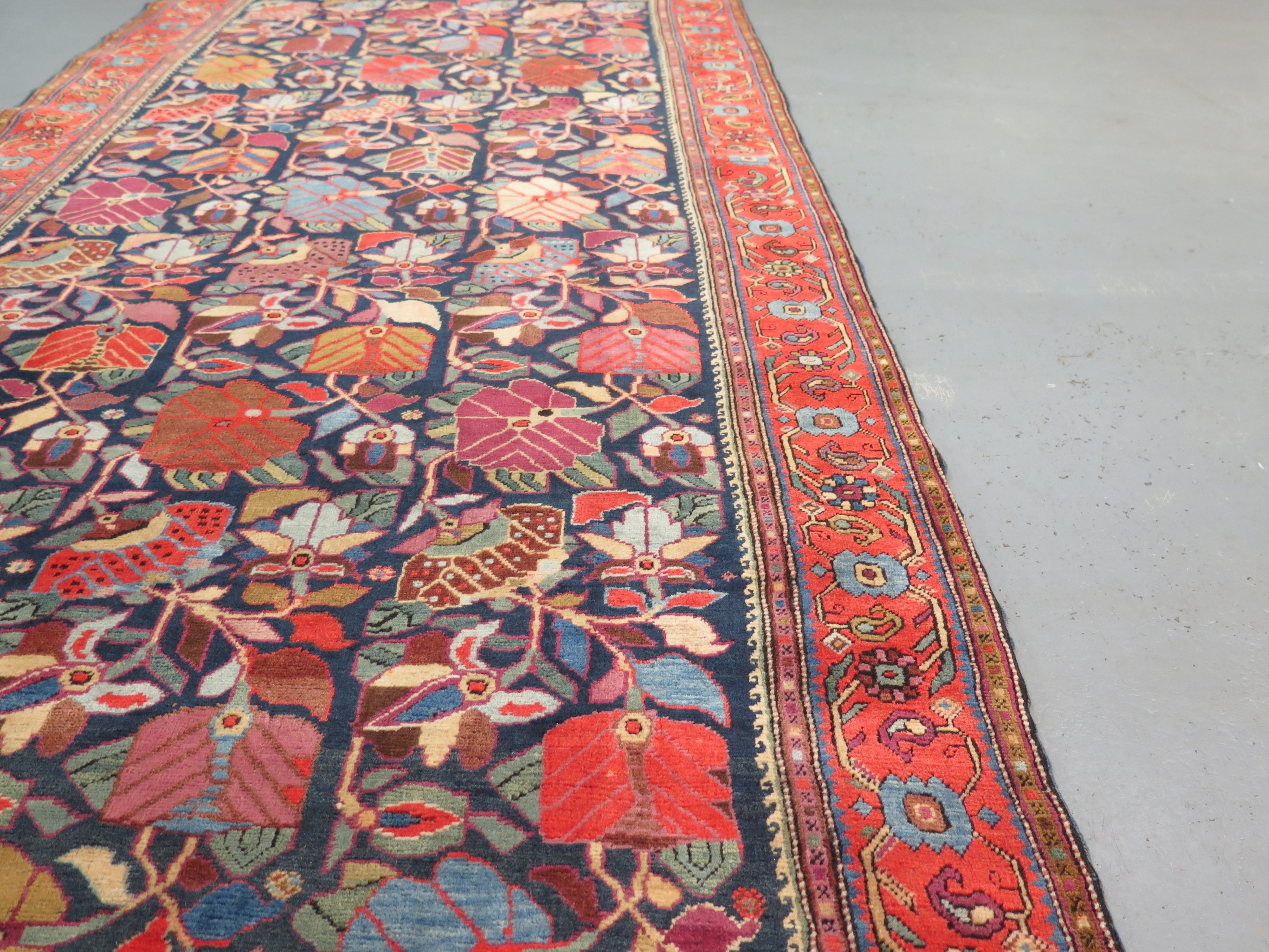 Antike Karabagh-Teppiche sind bei Sammlern und Designern sehr begehrt, da sie einige der ältesten und vielfältigsten Designs aller kaukasischen Knüpfungen aufweisen und vielleicht das Beste an Qualität und Kunstfertigkeit unter den Stücken aus