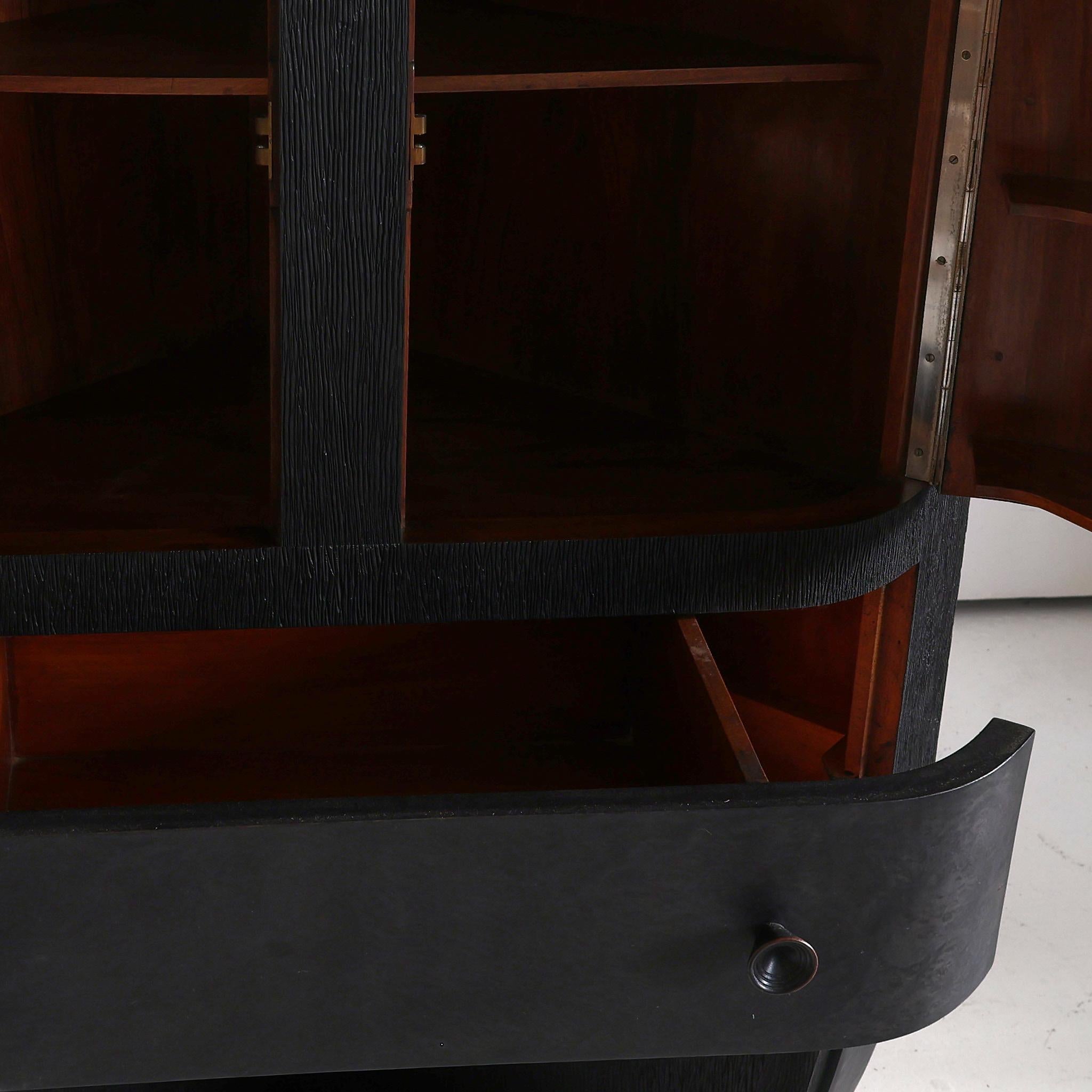 Unusual Ebonised Italian Gouged Deco/Modernist Corner Cupboard/Bar For Sale 8