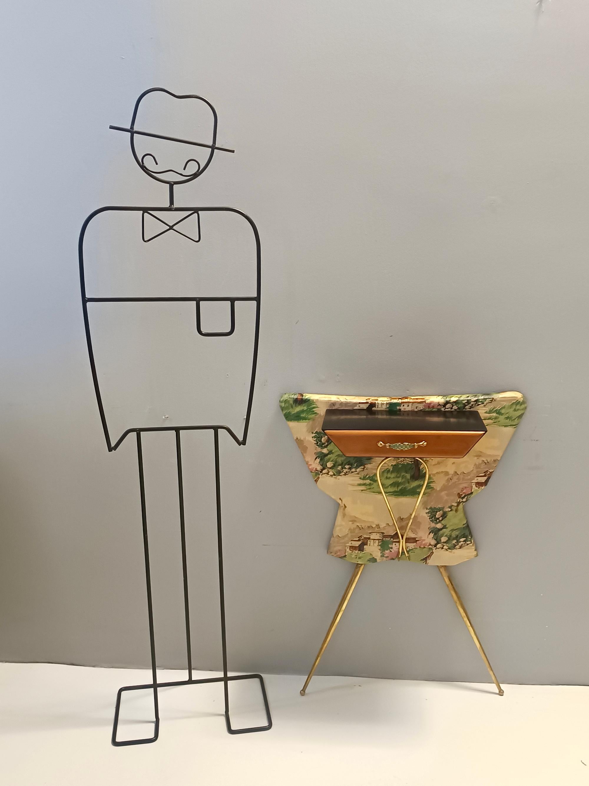 Made in Italy, anni '50.
Questa consolle è realizzata in faggio ebanizzato e presenta un cassetto, gambe in ottone e uno schienale in tessuto sintetico a fantasia, che è originale e non presenta strappi o macchie.
Deve essere fissato alla parete.
Si