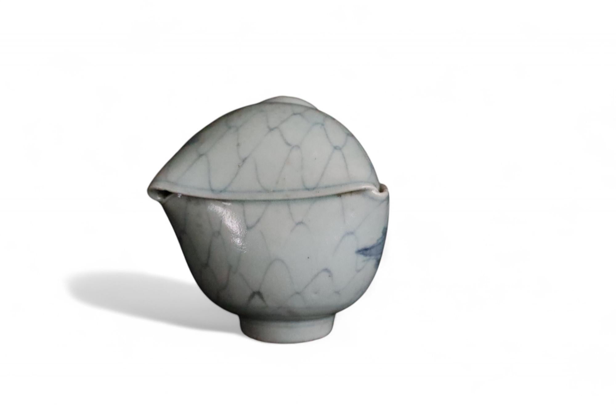 Ein außergewöhnliches und seltenes Beispiel einer Tasse aus Imari-Porzellan aus der Edo-Periode (ca. 18.-19. Jh.), die durch einen Fehlbrand im Ofen in ein einzigartiges skulpturales Objekt verwandelt wurde. Wahrscheinlich gehörte sie einst zu einem