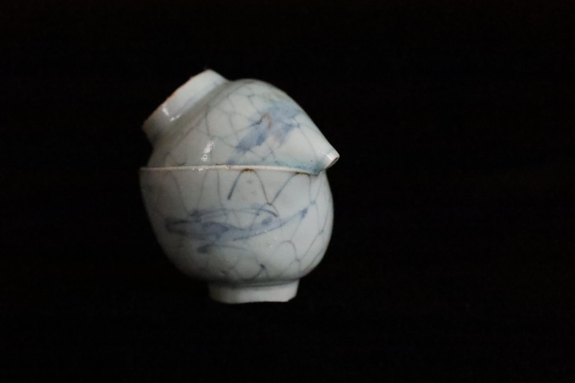 Excepcional y raro ejemplo de una taza de porcelana Imari del periodo Edo (s. XVIII-XIX), resultado de un fallo de cocción en el horno, que la transformó en un objeto escultórico único. Probablemente formó parte de un juego de vasos con tapa, pero