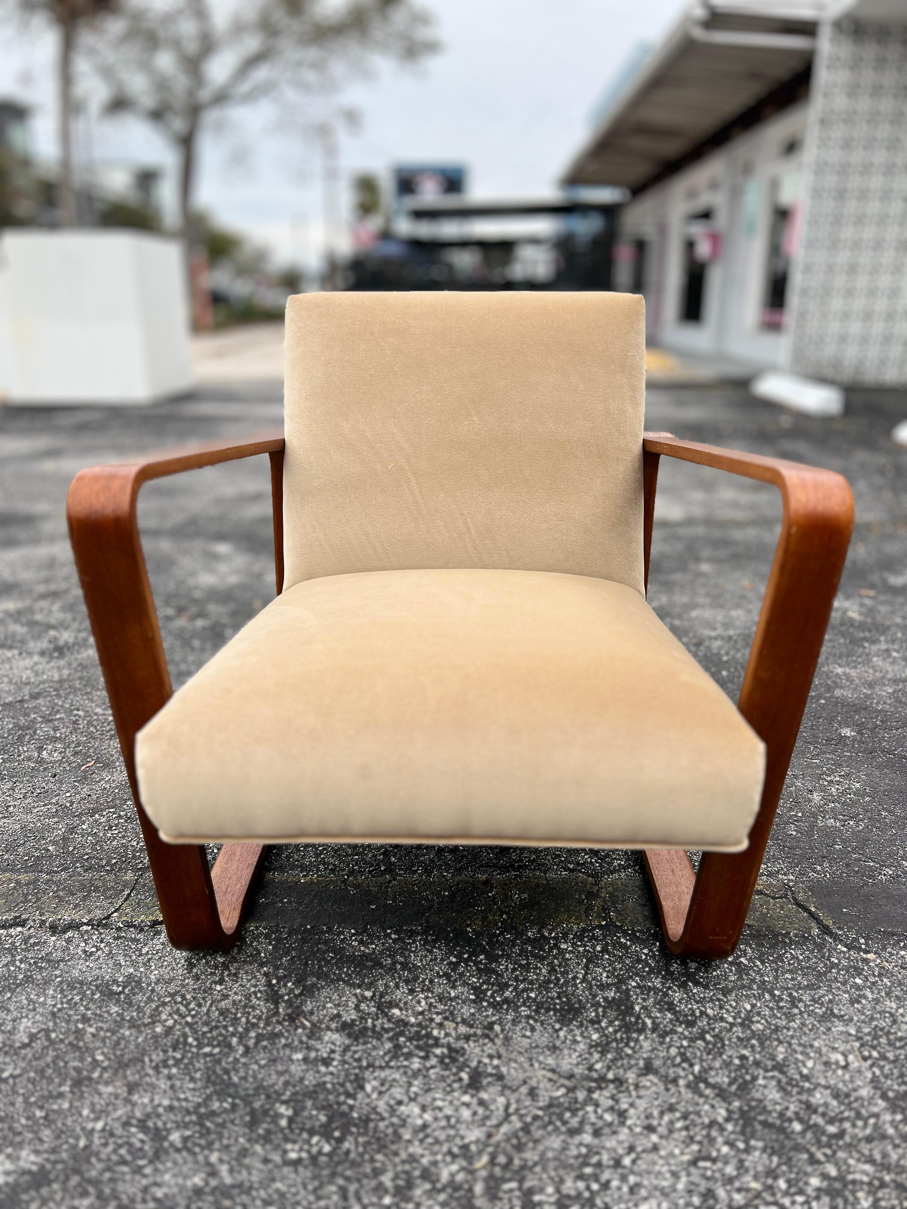Una tumbona rara y difícil de encontrar de Edward Wormley para Dunbar Furniture. Distintos brazos de madera curvada y un asiento flotante con barras de acero decorativas en el respaldo. Retapizado, muelles nuevos, etc.