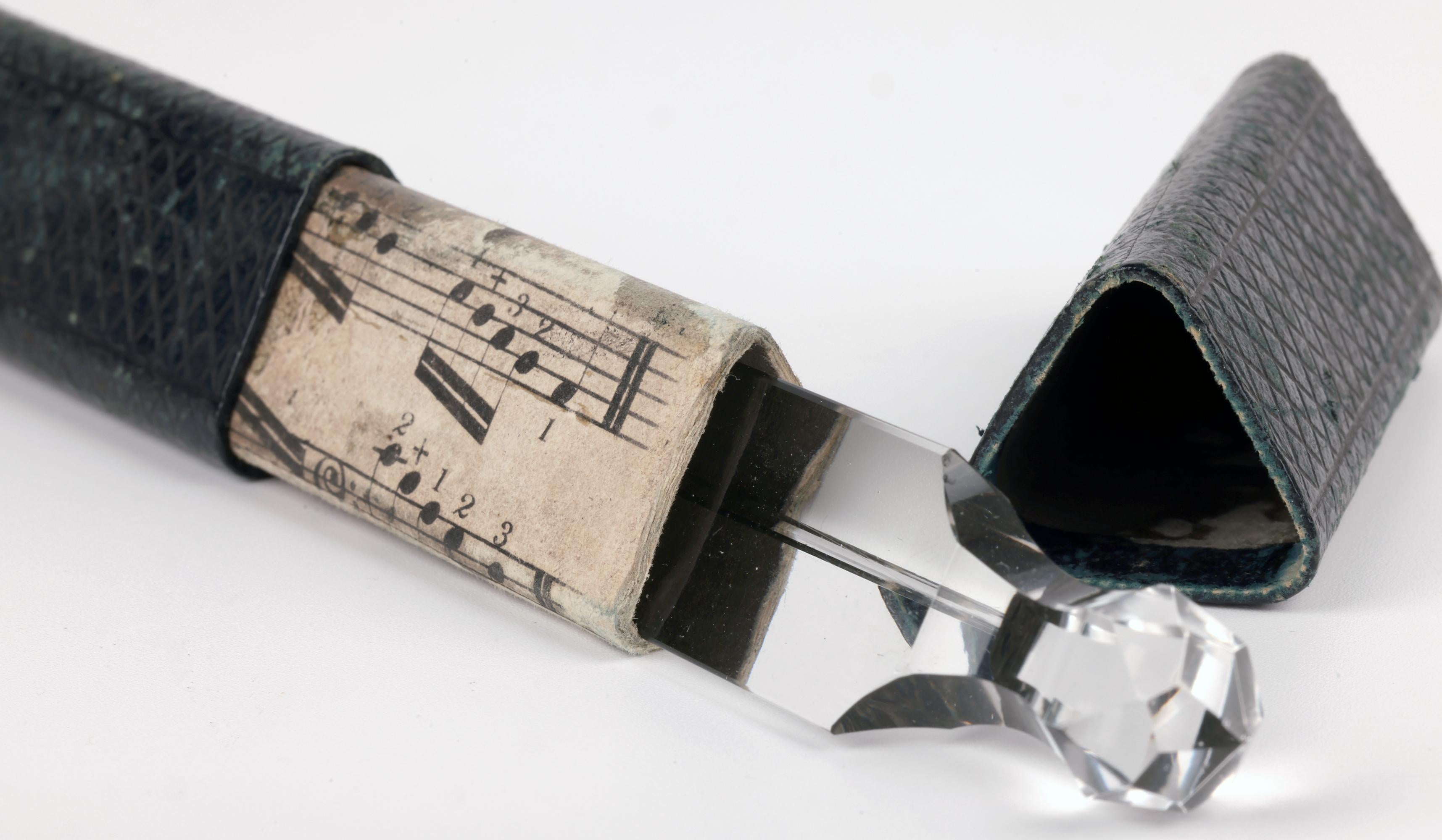 Insolito poggia arco per violino a forma di prisma musicale incassato in stile edoardiano in vendita 5