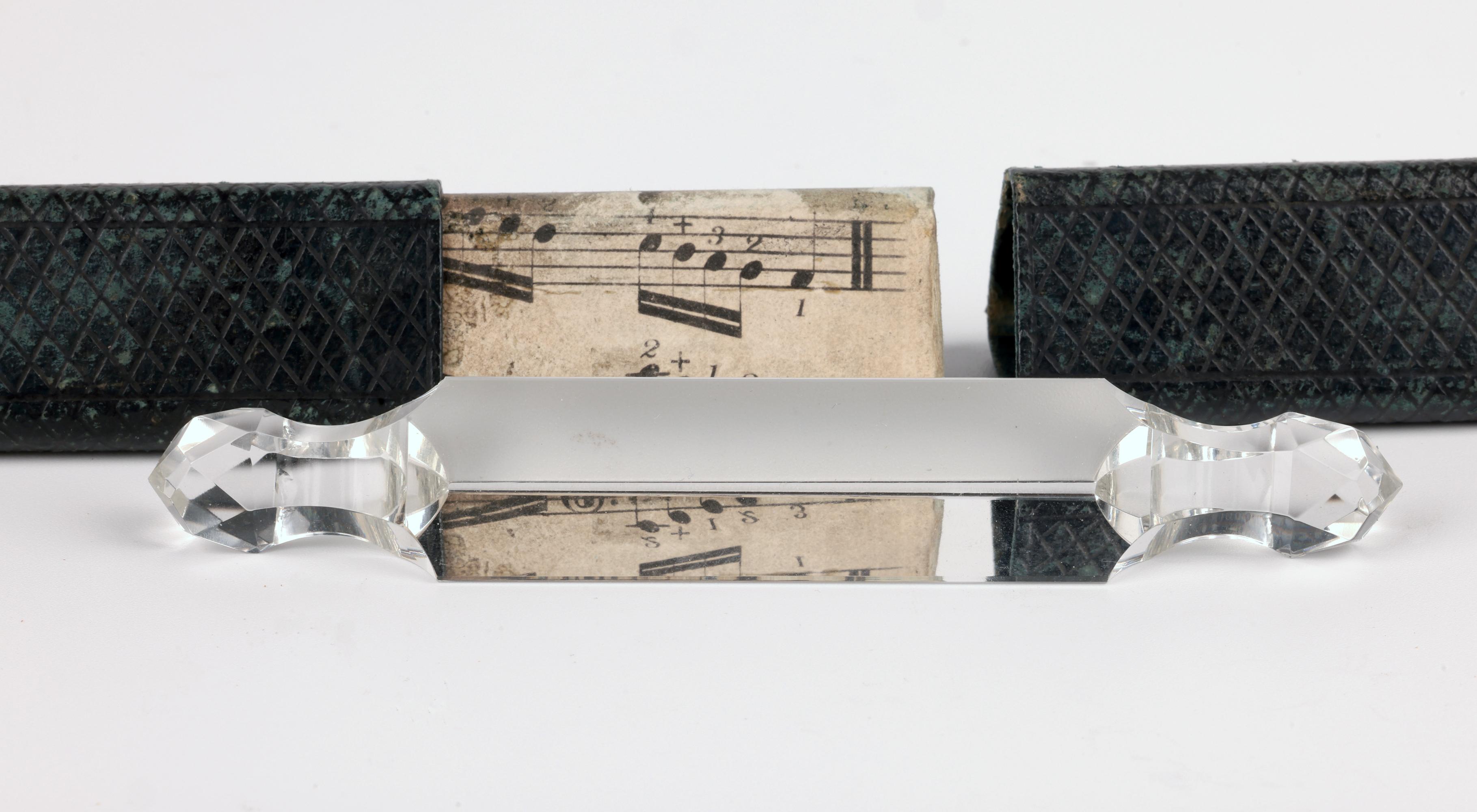 Fatto a mano Insolito poggia arco per violino a forma di prisma musicale incassato in stile edoardiano in vendita