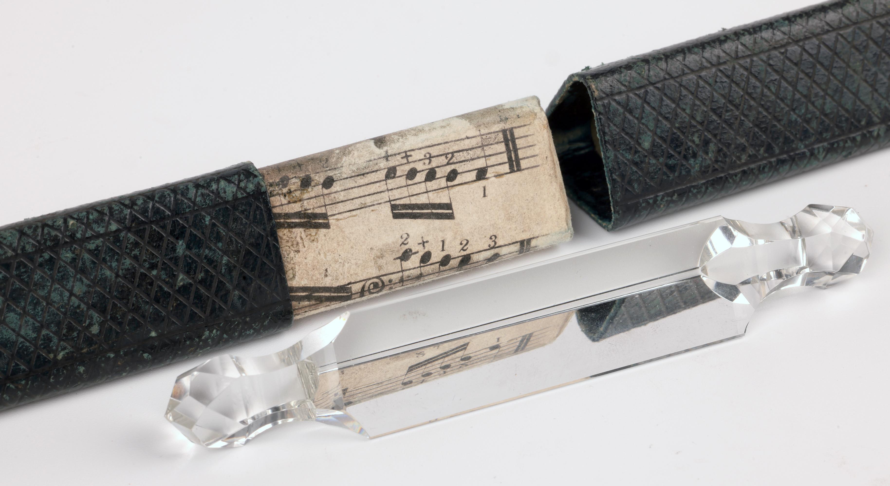 Insolito poggia arco per violino a forma di prisma musicale incassato in stile edoardiano in vendita 1