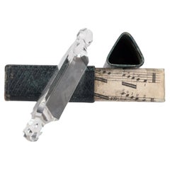 Insolito poggia arco per violino a forma di prisma musicale incassato in stile edoardiano
