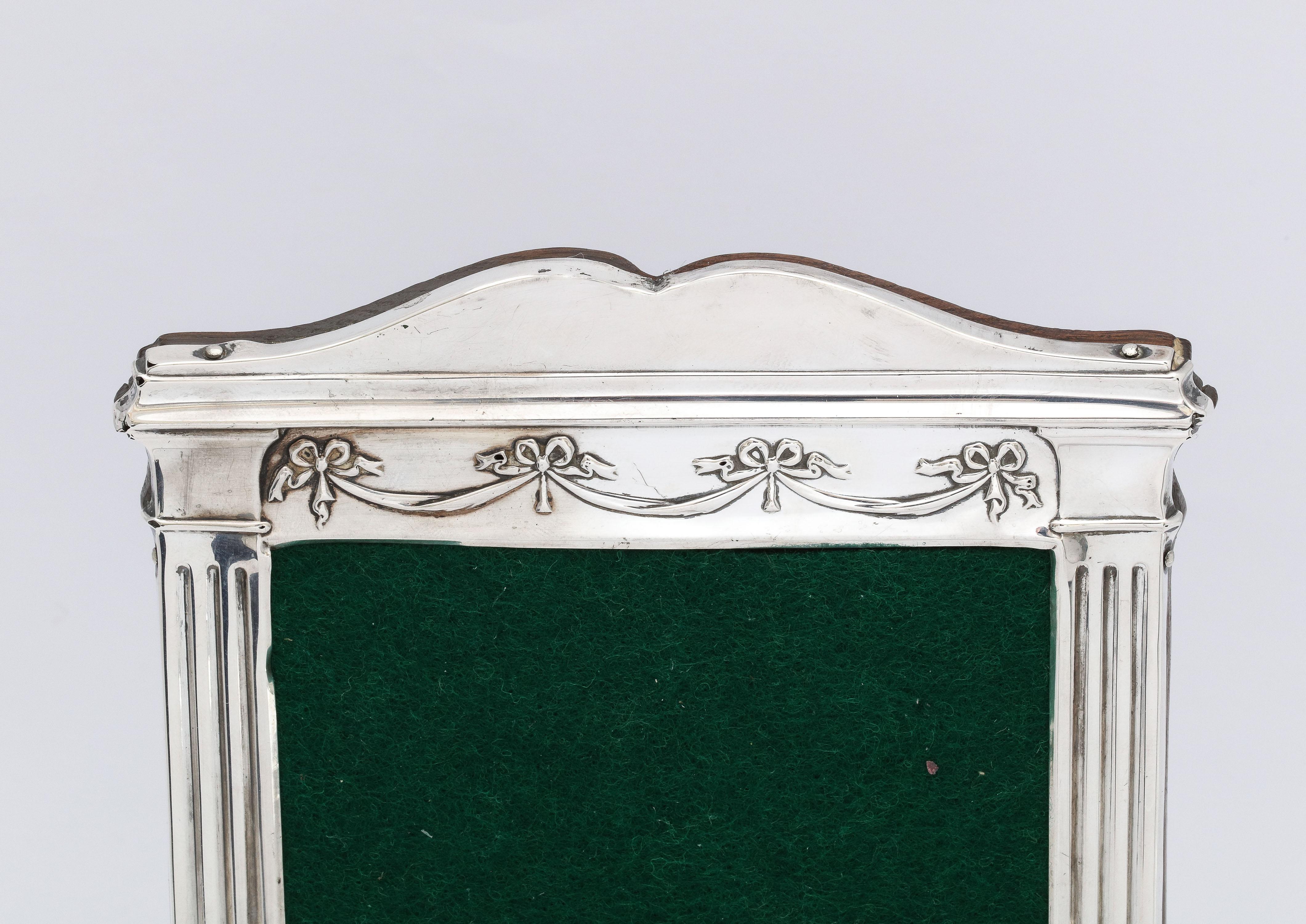 Argent sterling  Insolite cadre photo de style néoclassique édouardien en argent sterling avec support en bois en vente