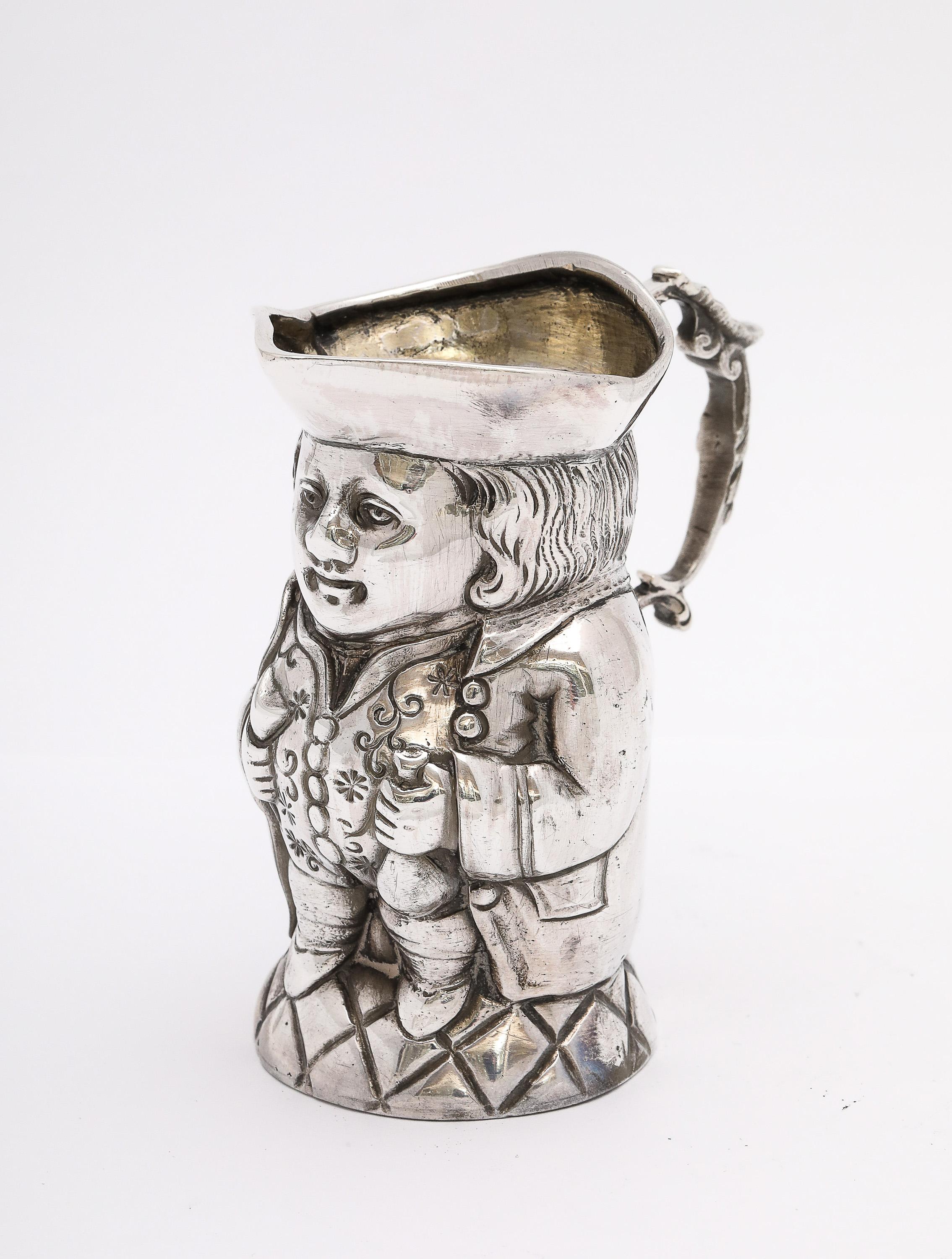Inusual jarra de crema en forma de taza Toby de plata de ley de la época eduardiana en venta 3