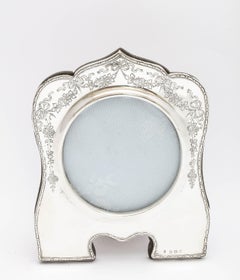 Insólito marco eduardiano de plata de ley con fondo de madera