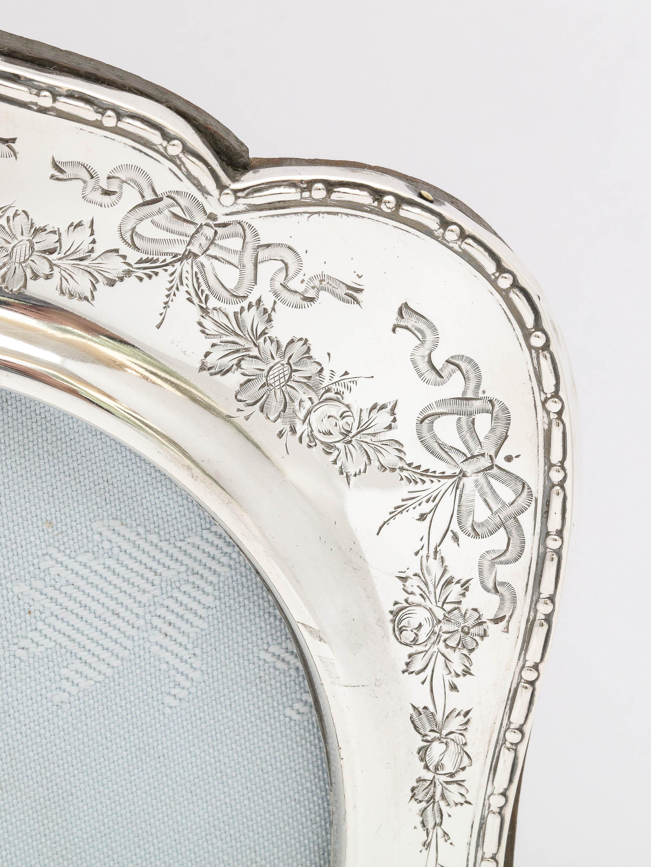 Insolita cornice edoardiana in argento sterling con supporto in legno In condizioni buone in vendita a New York, NY