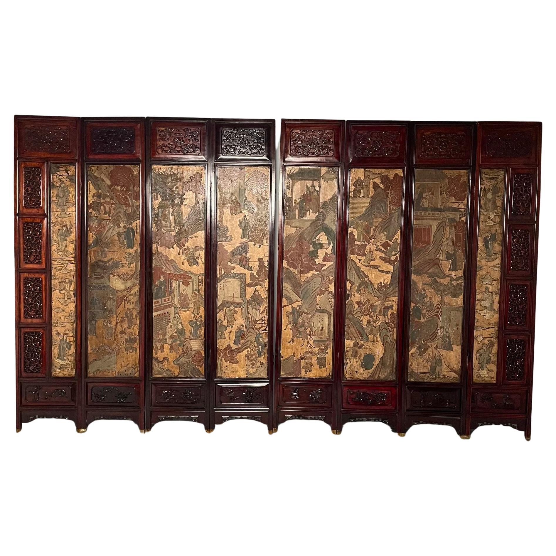 Paravent chinois Coromandel à huit panneaux, circa 1700-1800, avec cadre sculpté en vente