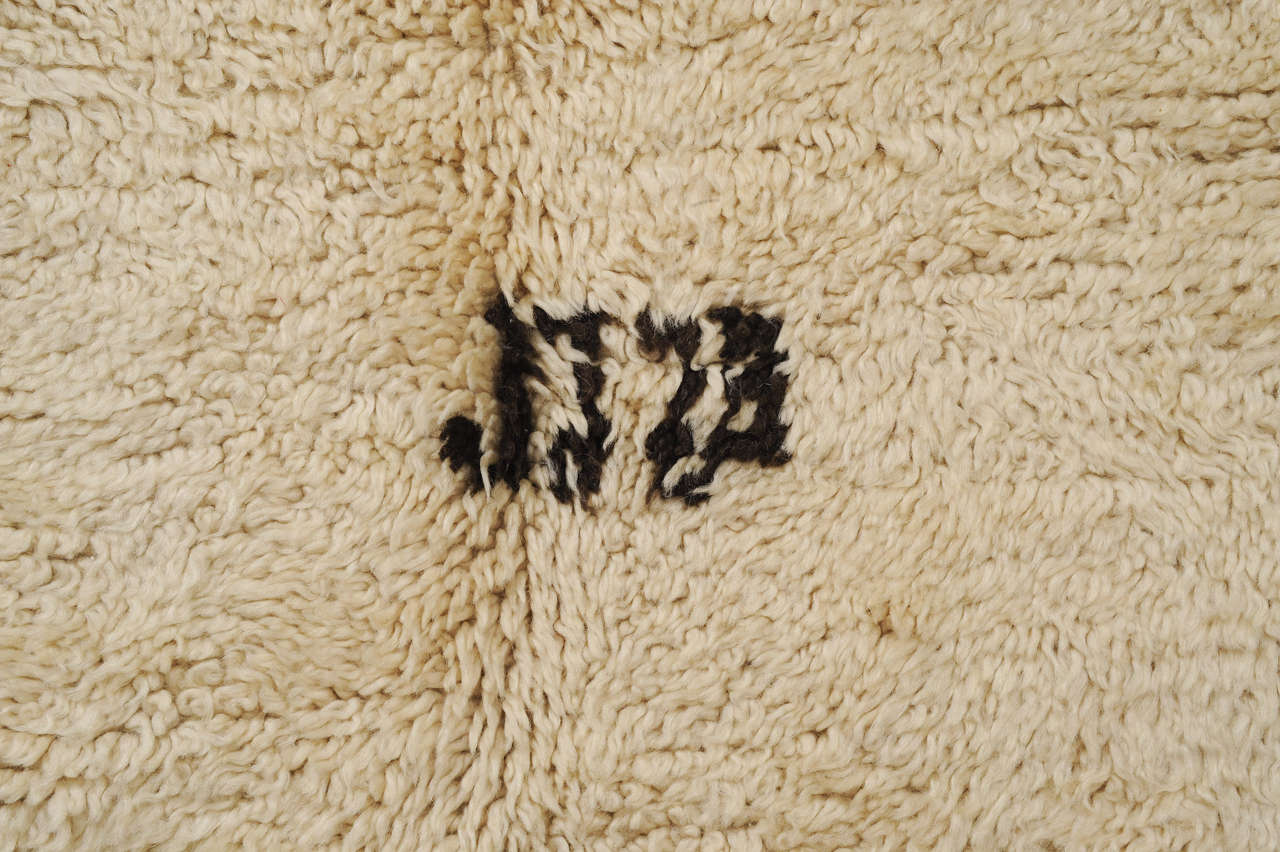 Mid-Century Modern Tapis berbère marocain Beni Ouarain vintage à motif champ ivoire emblématique en vente