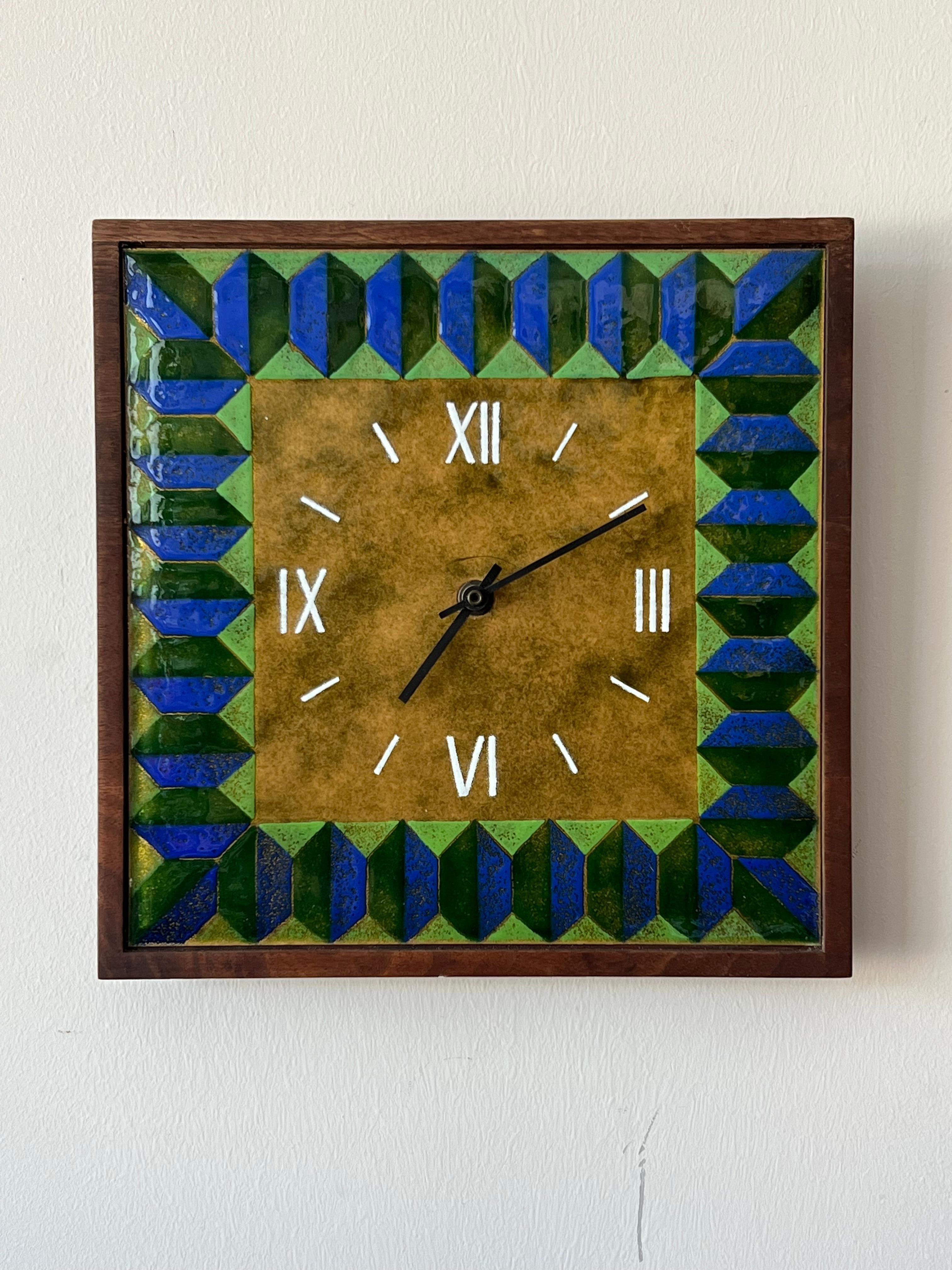 Charmante horloge murale en émail sur cuivre, vers 1960. Probablement par Robert Wuersch, Falls River, Mass. Fonctionne sur piles.