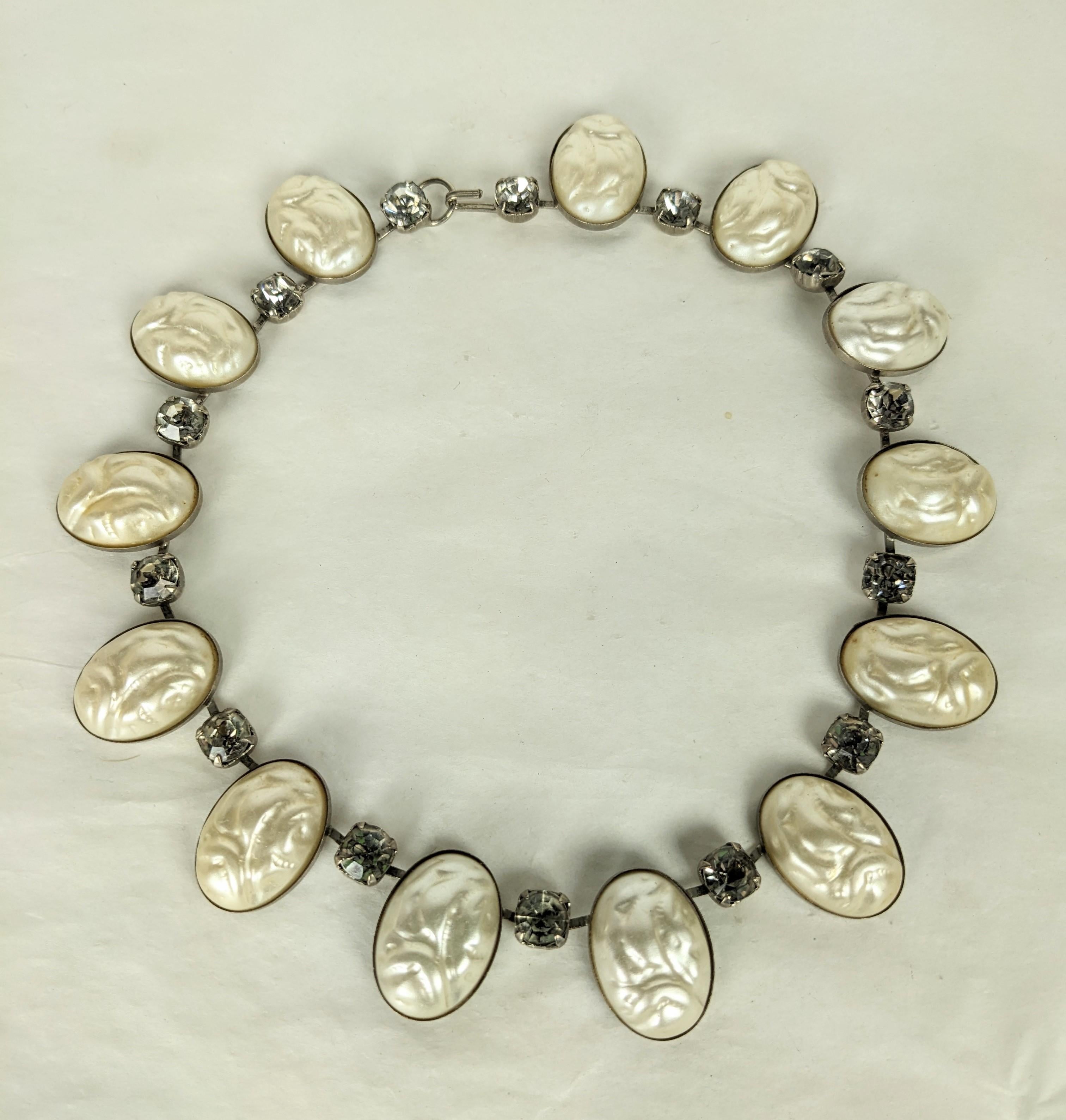Insolite collier Mid Century en fausses perles avec cabochons de perles baroques et cristaux de fumée sur un fil articulé. Finition en rhodium. Le glamour opulent des années 1950. USA. 16