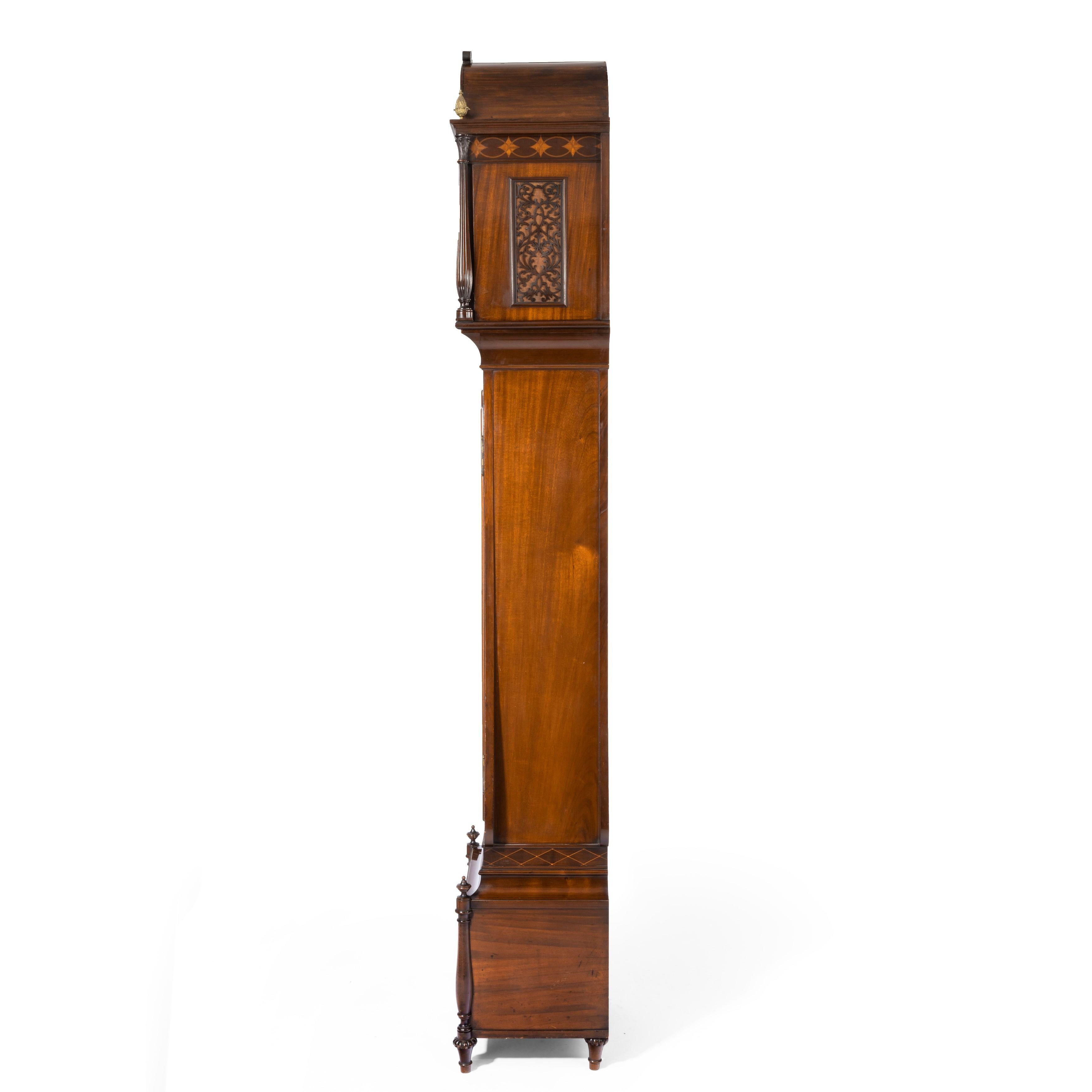 Anglais Horloge à longues aiguilles inhabituelle en acajou flamboyant attribuée à Maples en vente