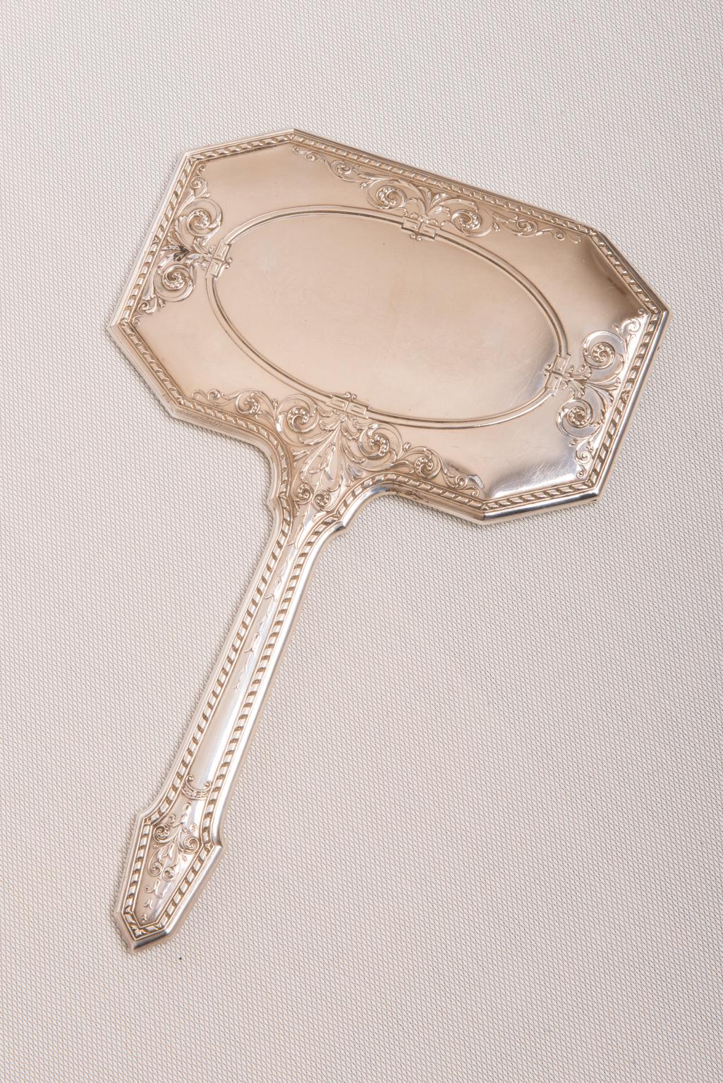 Ungewöhnlicher Spiegel aus Sterlingsilber mit Griff, elegant und praktisch.
Gibt es ein besseres Geschenk für eine Frau?
