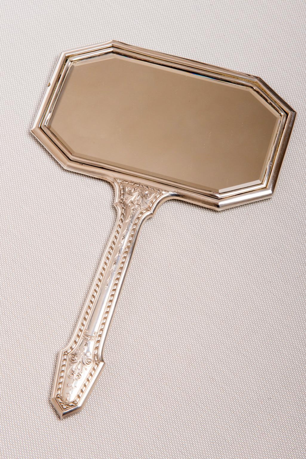 Ungewöhnliche Form für silbernen USA-Spiegel mit Handgriff (Ästhetizismus) im Angebot