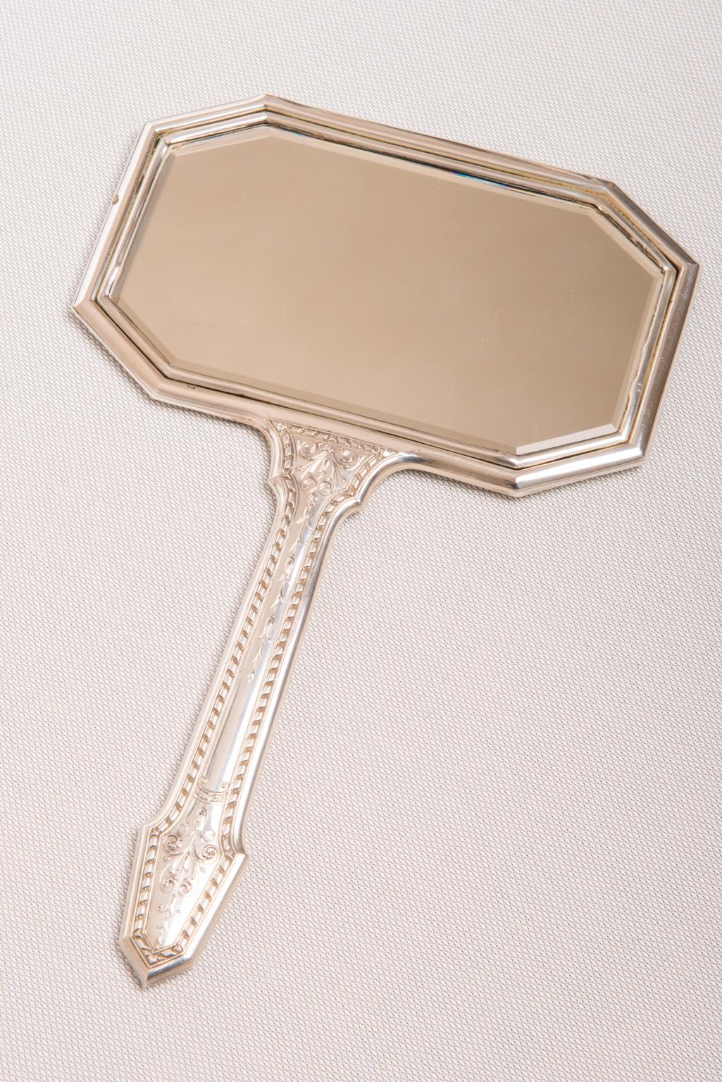Ungewöhnliche Form für silbernen USA-Spiegel mit Handgriff (amerikanisch) im Angebot