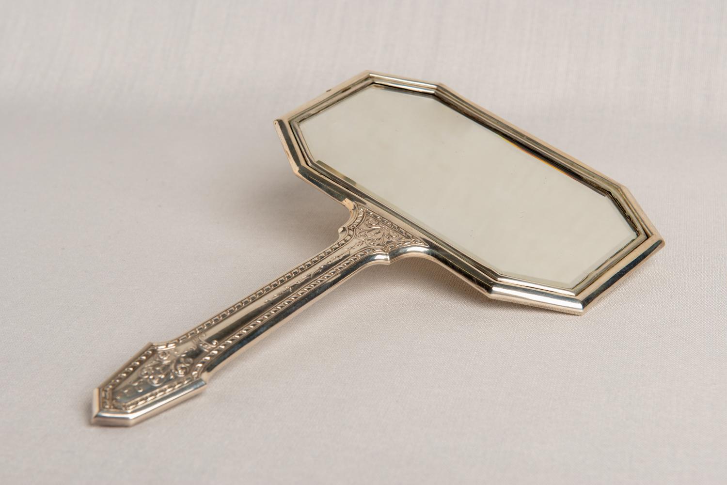Ungewöhnliche Form für silbernen USA-Spiegel mit Handgriff (Graviert) im Angebot