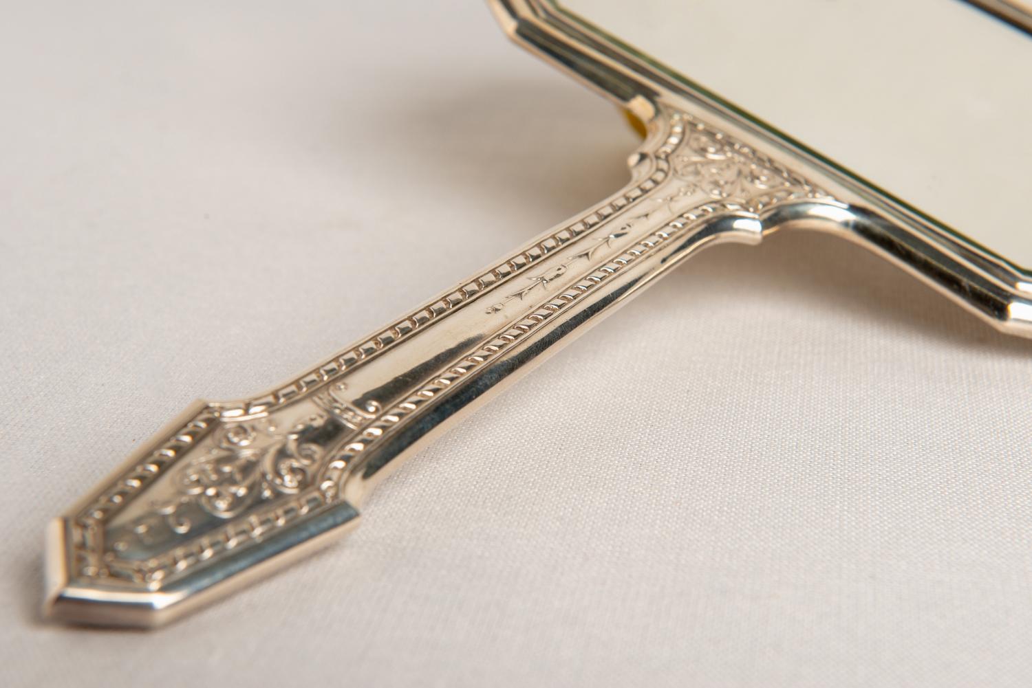 Ungewöhnliche Form für silbernen USA-Spiegel mit Handgriff im Zustand „Hervorragend“ im Angebot in Alessandria, Piemonte
