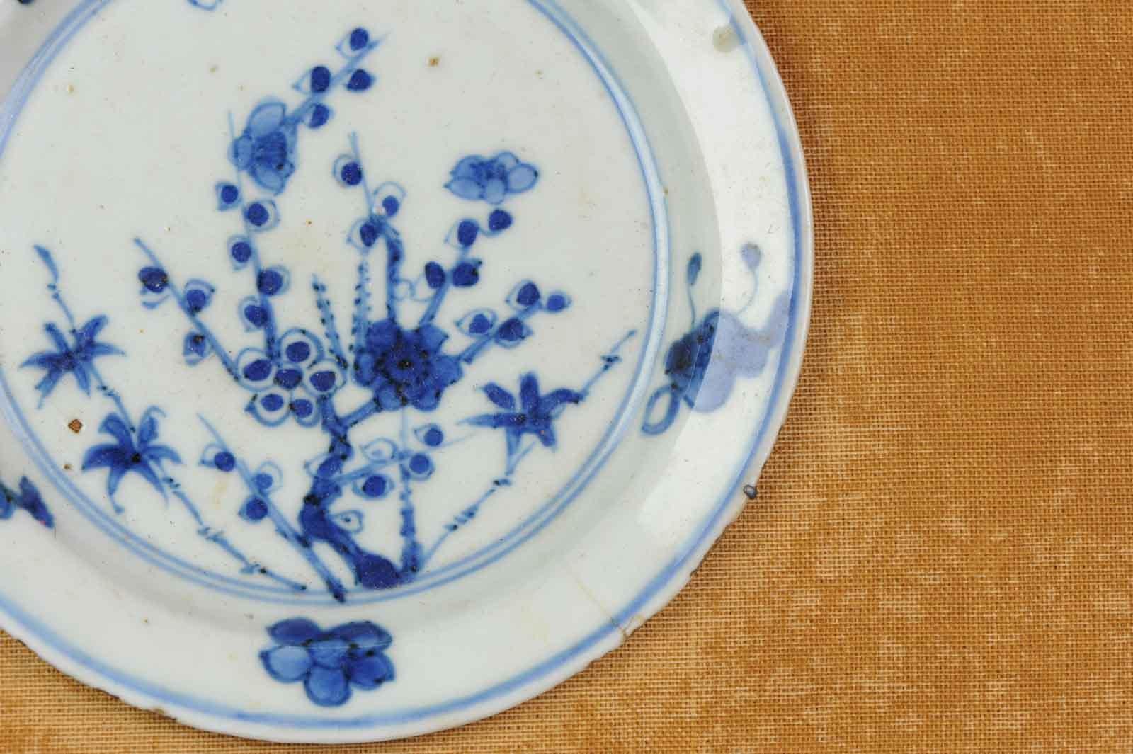 Insolite assiette et boîte encadrée en porcelaine chinoise ancienne du 17ème siècle avec fleurs de Ming en vente 4