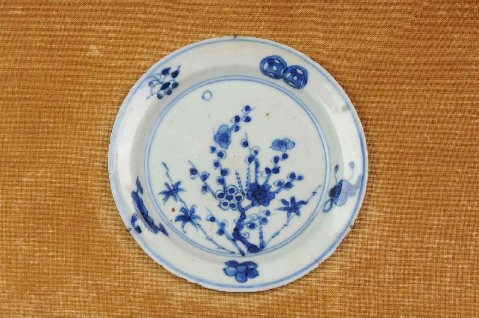 XVIIIe siècle et antérieur Insolite assiette et boîte encadrée en porcelaine chinoise ancienne du 17ème siècle avec fleurs de Ming en vente