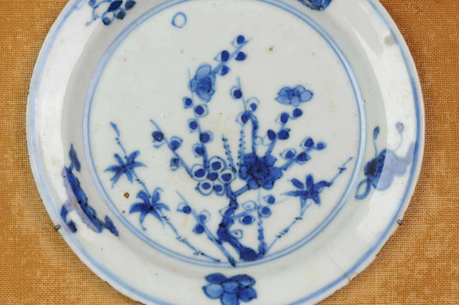 Porcelaine Insolite assiette et boîte encadrée en porcelaine chinoise ancienne du 17ème siècle avec fleurs de Ming en vente