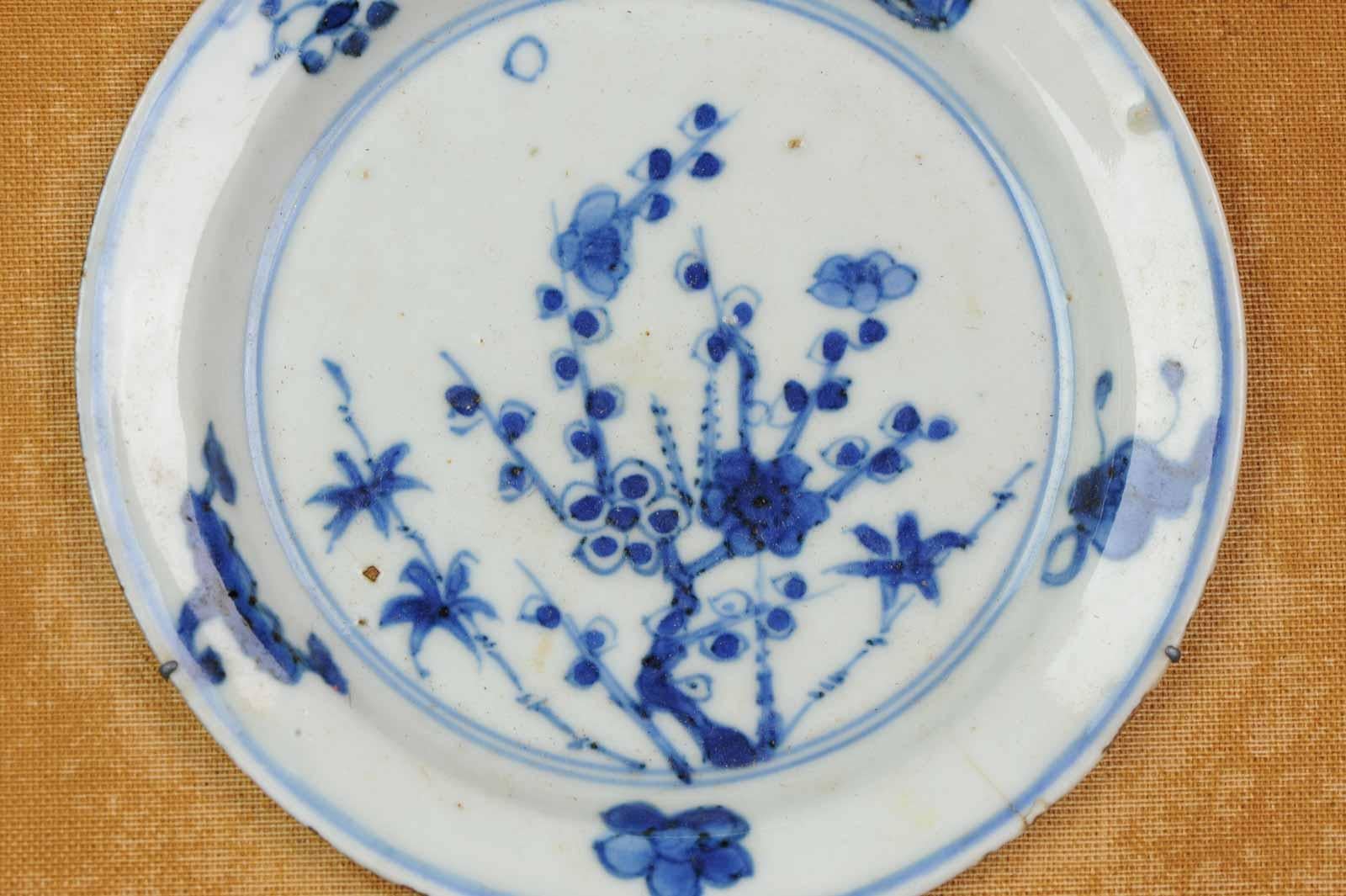 Porcelaine Insolite assiette et boîte encadrée en porcelaine chinoise ancienne du 17ème siècle avec fleurs de Ming