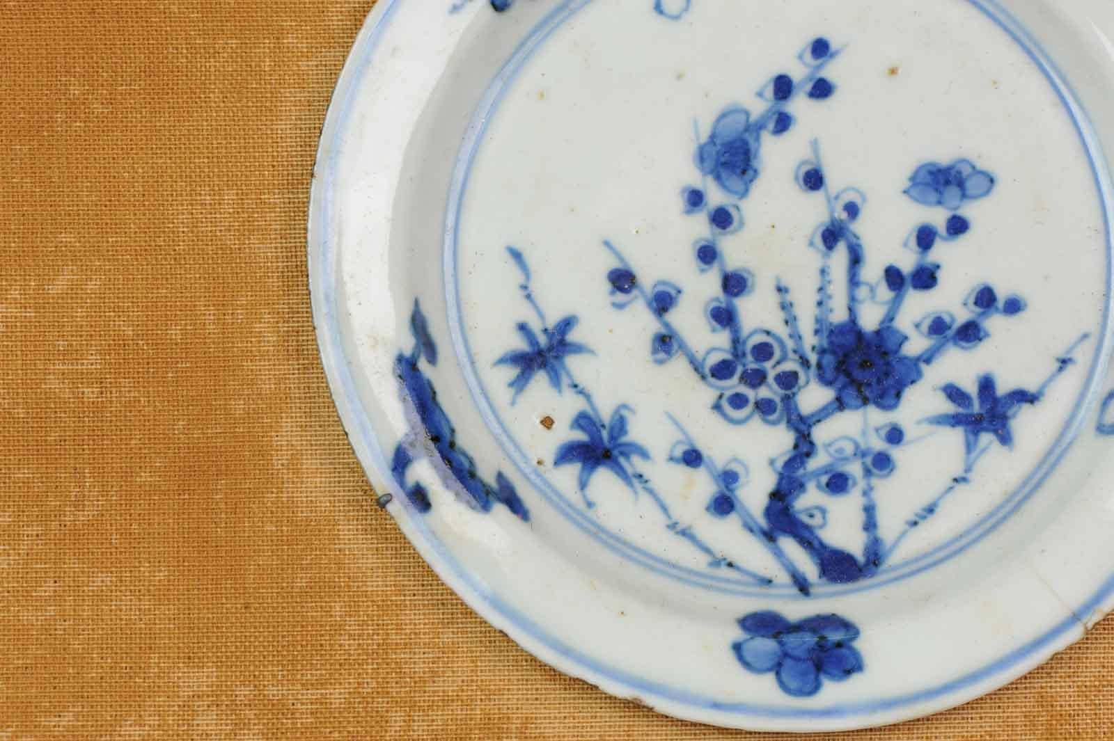 Insolite assiette et boîte encadrée en porcelaine chinoise ancienne du 17ème siècle avec fleurs de Ming en vente 1