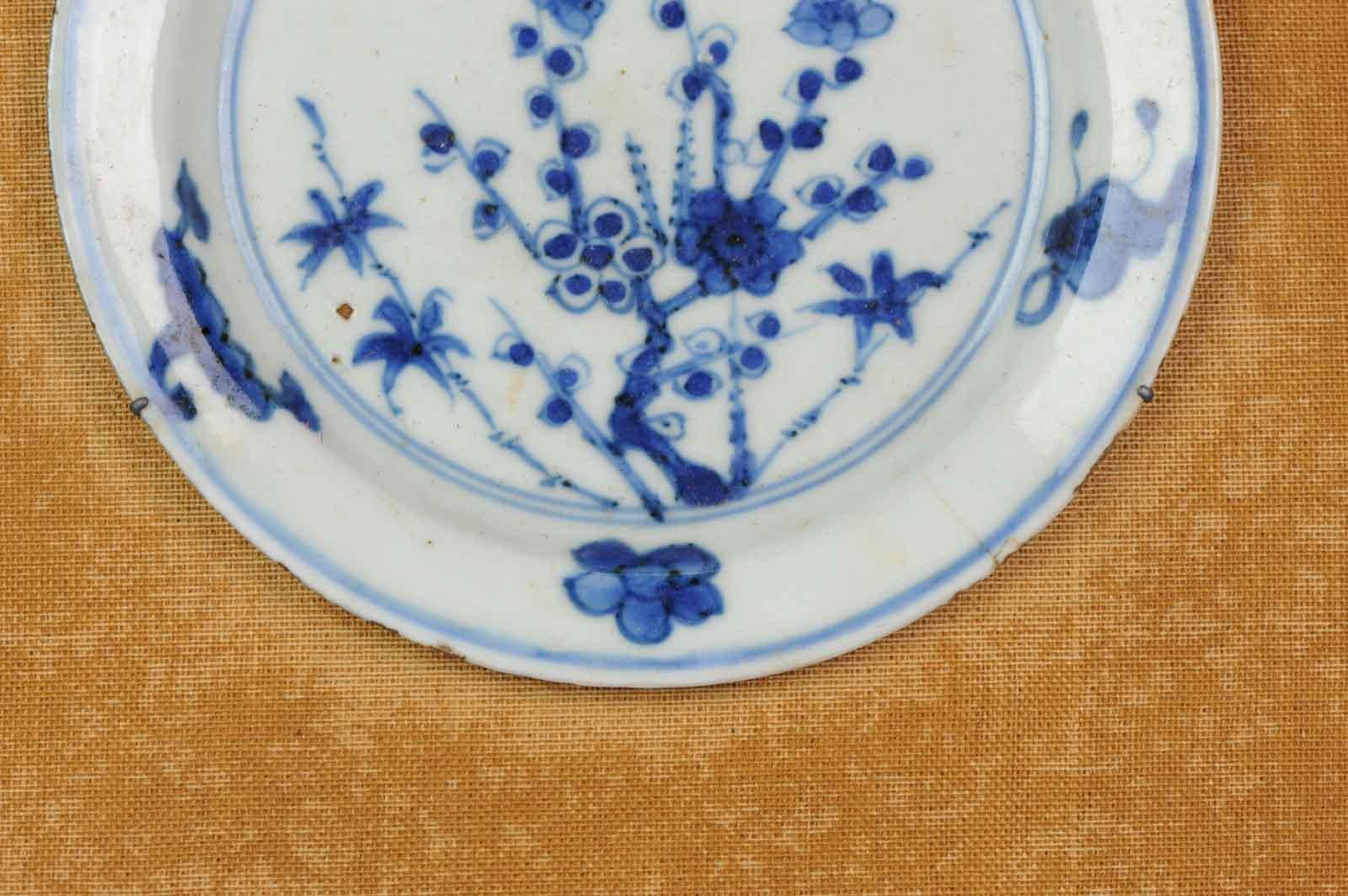 Insolite assiette et boîte encadrée en porcelaine chinoise ancienne du 17ème siècle avec fleurs de Ming en vente 3