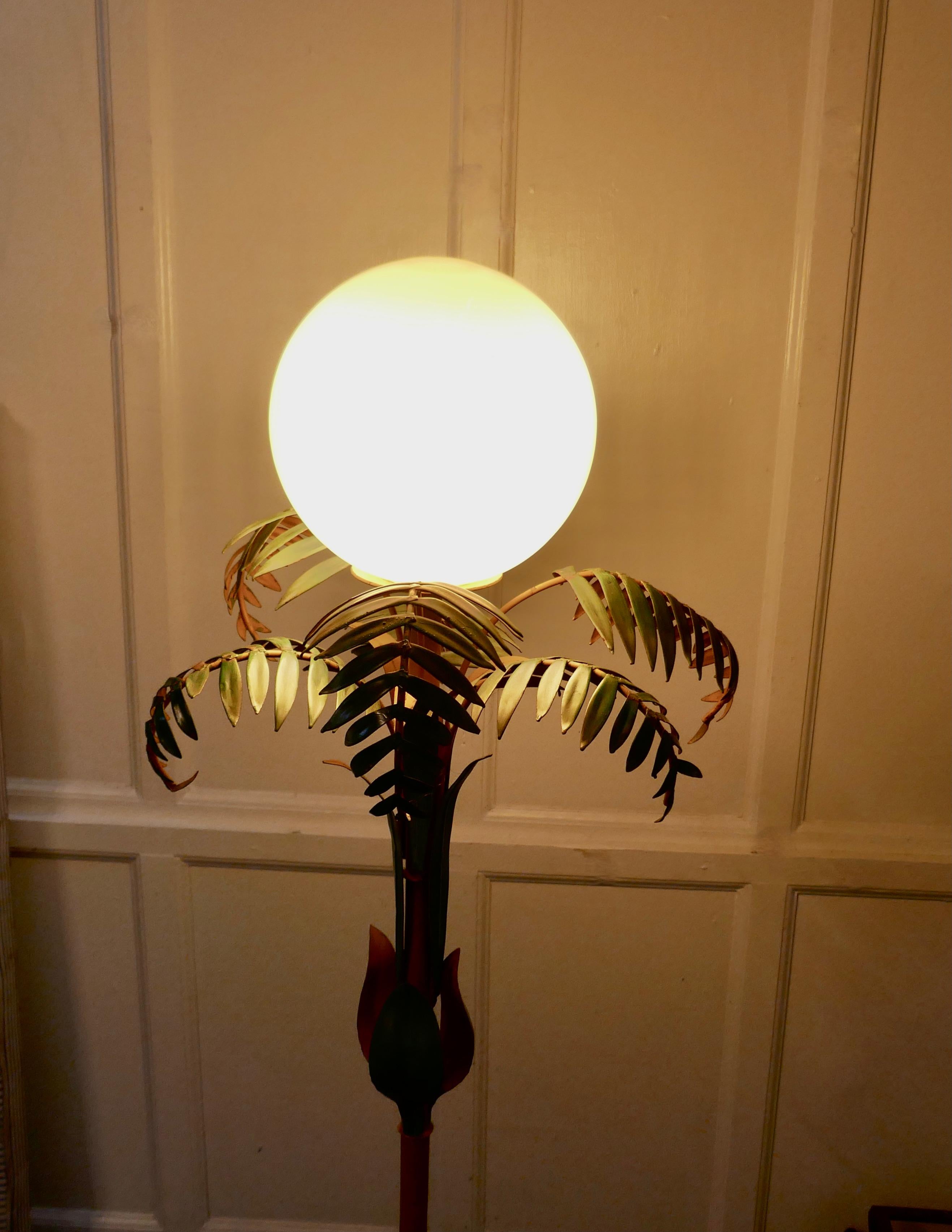 Lampadaire insolite en faïence peinte de véranda française

Le thème de cette lampe est un bambou, et le globe en verre opaque donne une agréable sensation de lumière et de feuillage à n'importe quelle pièce
La lampe repose sur une base ronde,