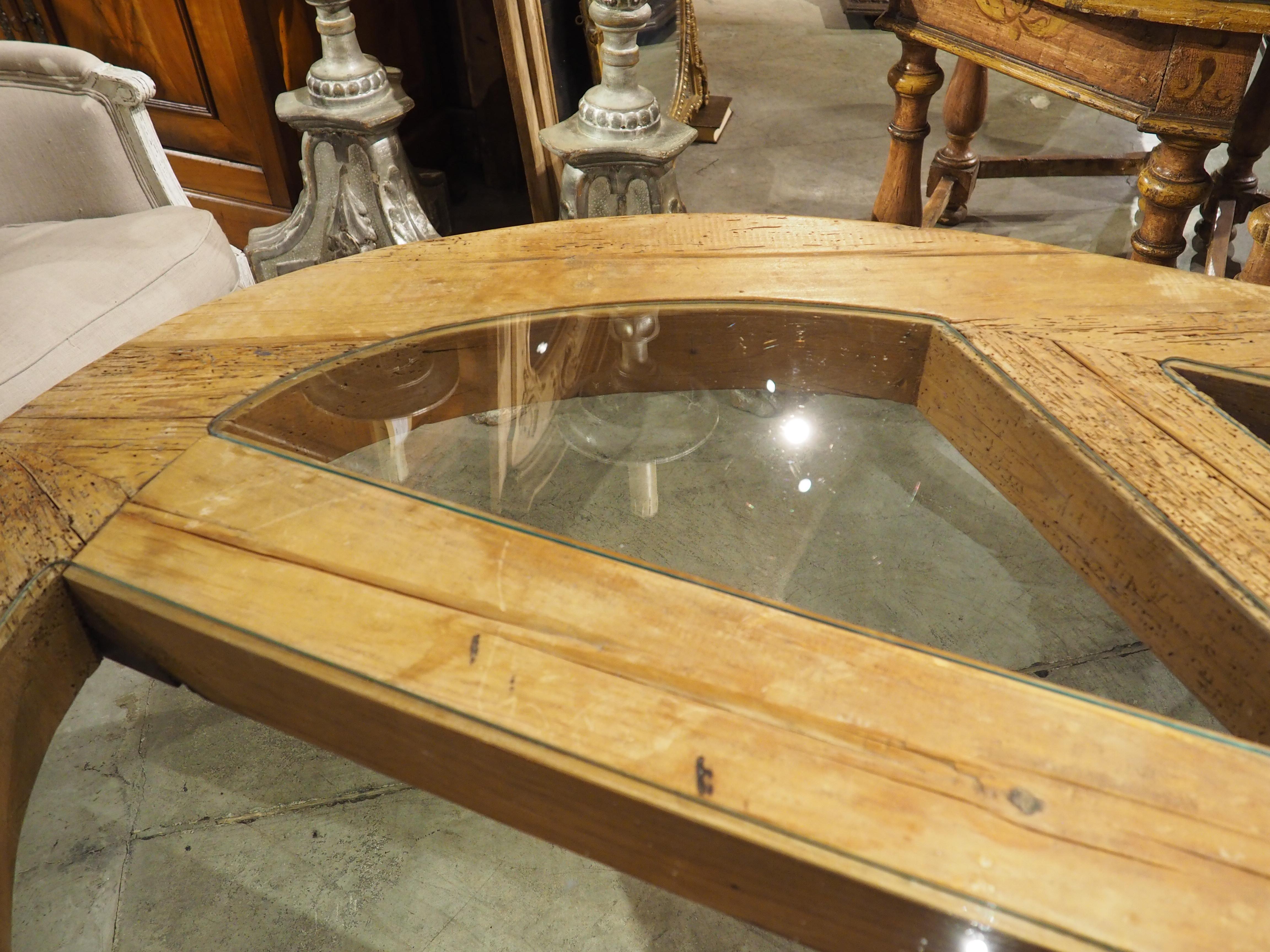 Milieu du XXe siècle Table de salle à manger ou de petit déjeuner ovale, avec panneaux en verre, Circa 1940s en vente