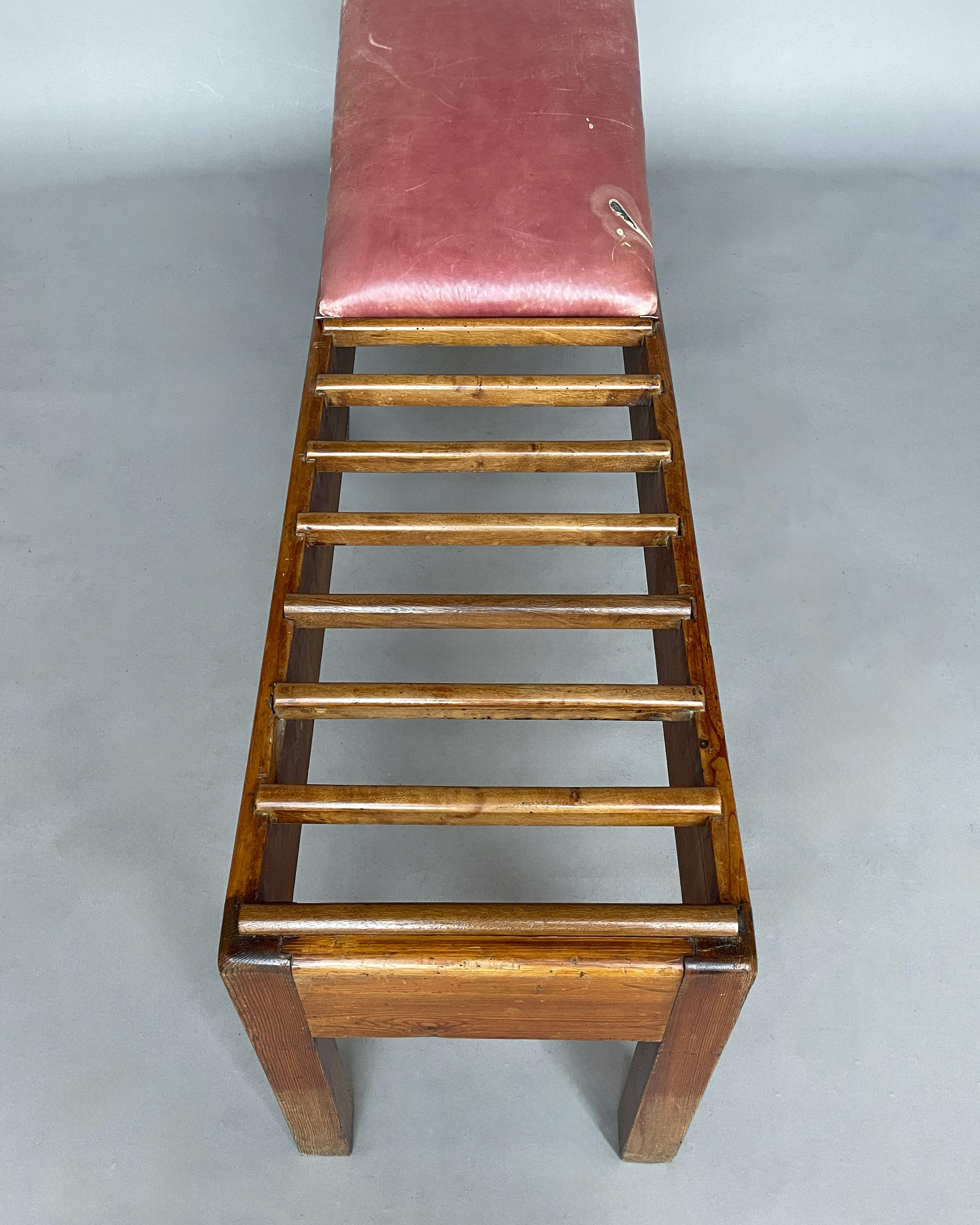 Banc français inhabituel en pin et cuir des années 1940 en vente 3